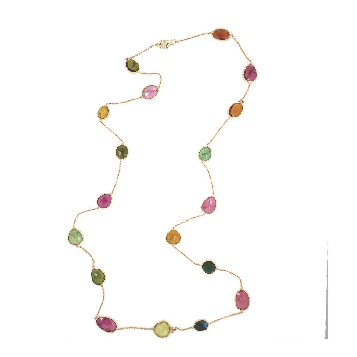 Un magnifique collier unique en son genre brille de mille feux avec des tourmalines multicolores aux coupes et aux formes variées. Un mélange étonnant de tourmalines multicolores est serti à la main dans un chaton fin afin d'accentuer la couleur