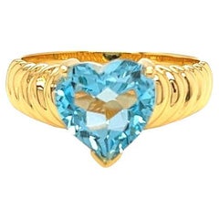 Nari Fine Jewels Herz Blauer Topas geriffelter Dome Ring 14K Gelbgold