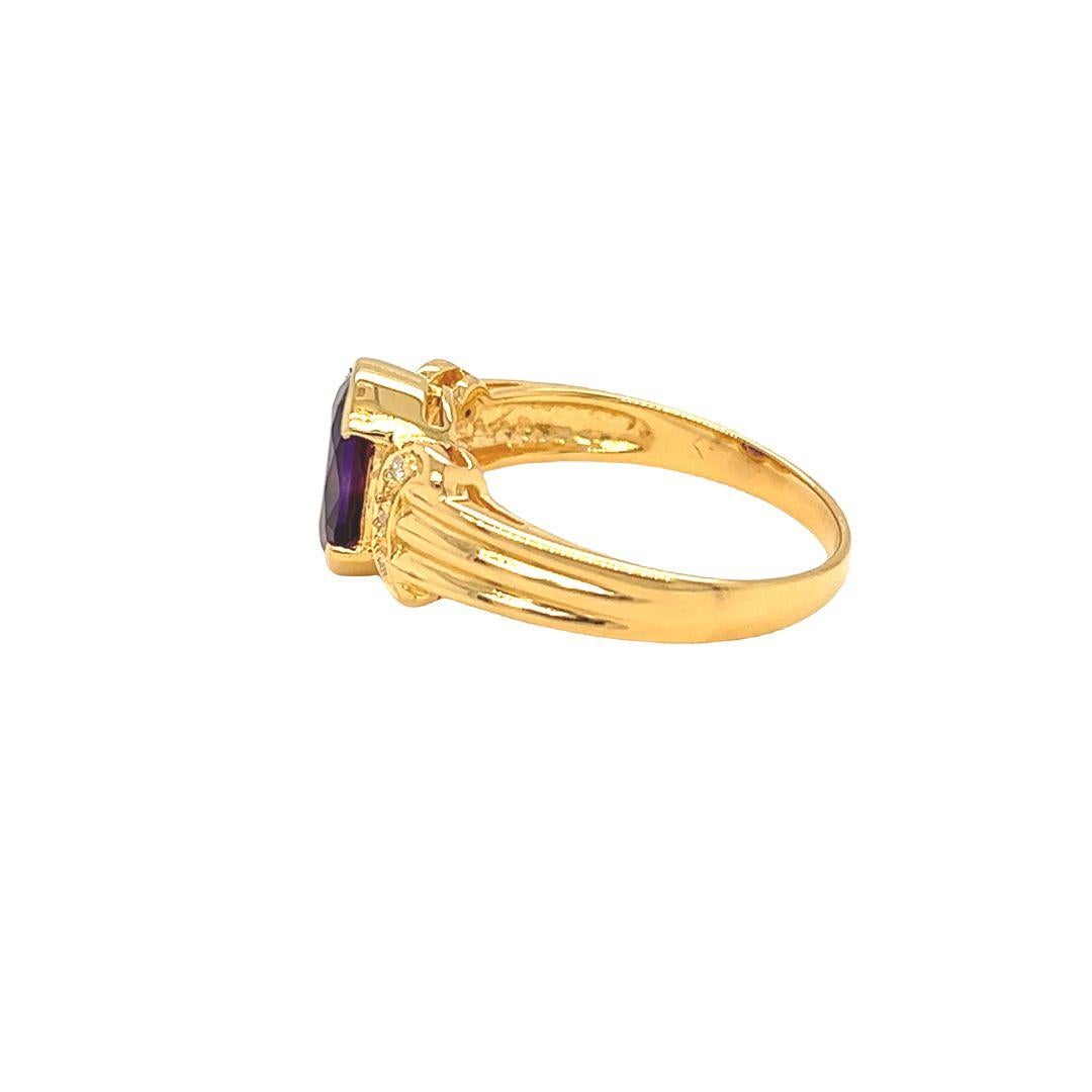 Nari Fine Jewels Ring aus 14 Karat Gelbgold mit ovalem Amethyst und Diamanten in geripptem Schaft im Zustand „Neu“ im Angebot in beverly hills, CA