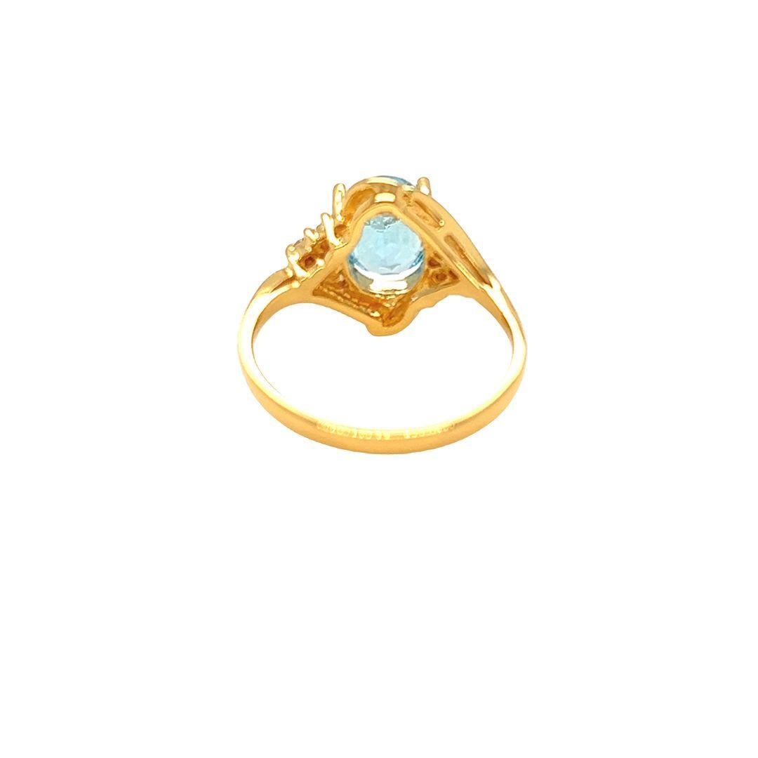 Bypass-Ring aus 14 Karat Gelbgold mit ovalem blauem Topas und Diamanten von Nari Fine Jewels (Zeitgenössisch) im Angebot
