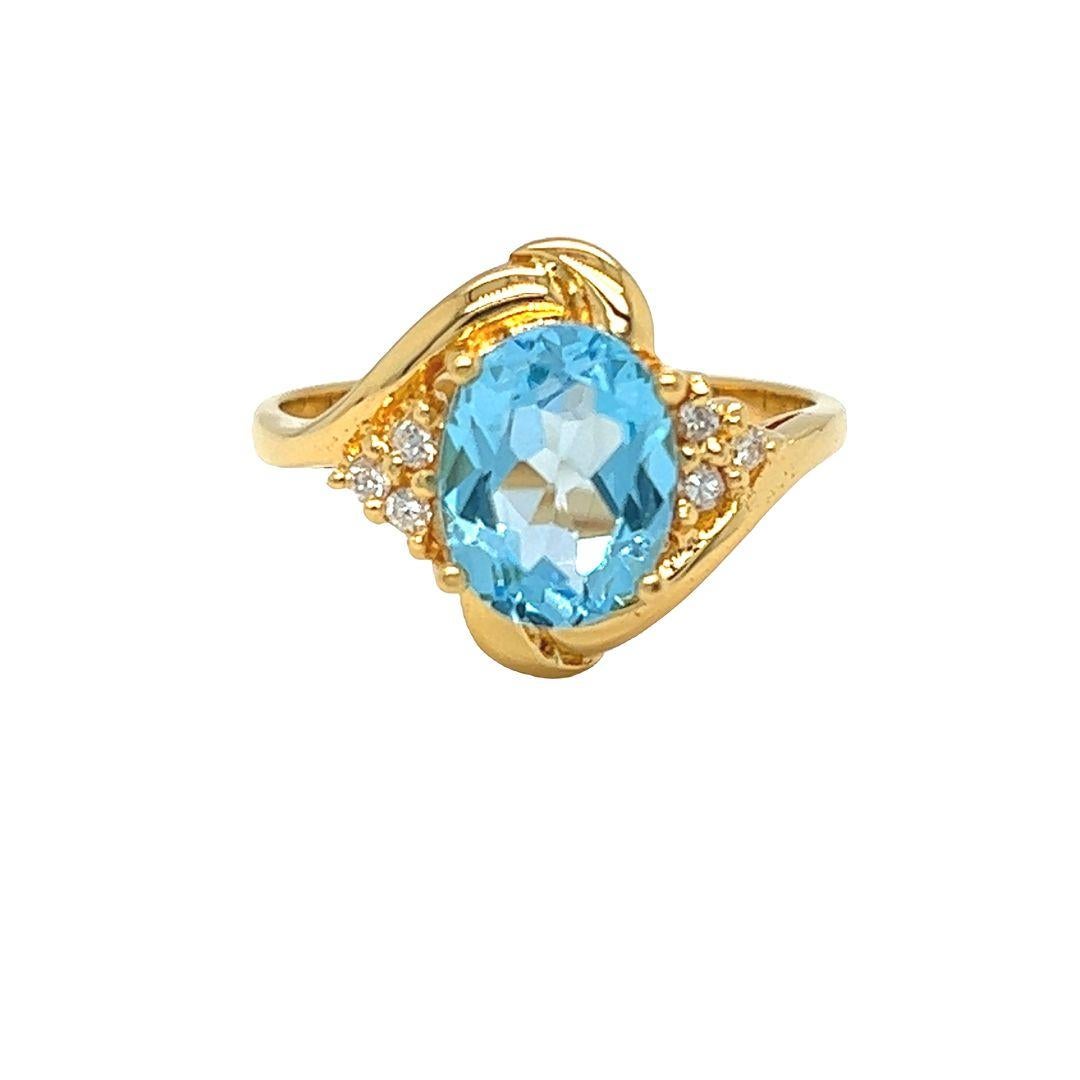 Bypass-Ring aus 14 Karat Gelbgold mit ovalem blauem Topas und Diamanten von Nari Fine Jewels im Zustand „Neu“ im Angebot in beverly hills, CA