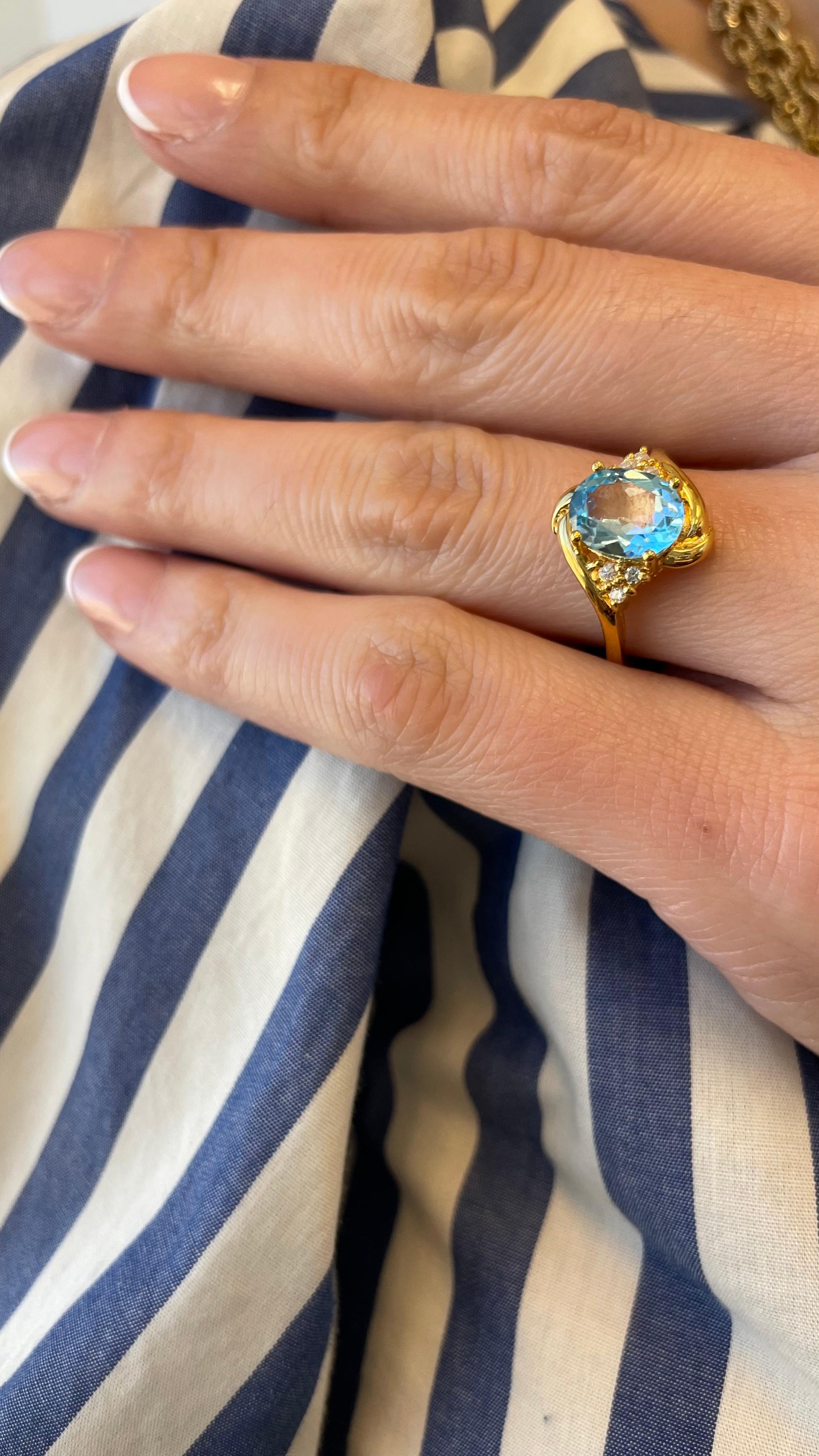 Bypass-Ring aus 14 Karat Gelbgold mit ovalem blauem Topas und Diamanten von Nari Fine Jewels im Angebot 1
