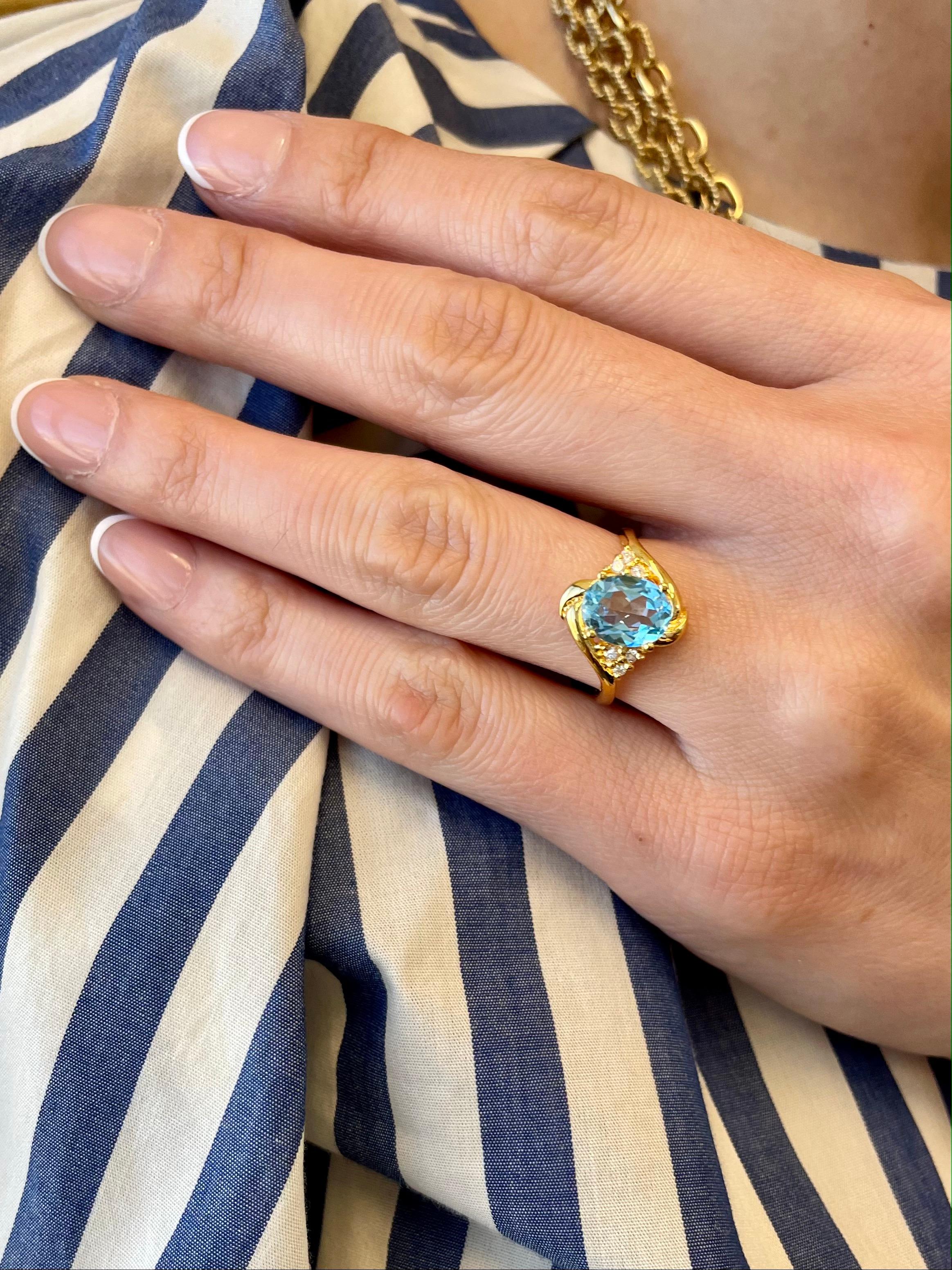 Bypass-Ring aus 14 Karat Gelbgold mit ovalem blauem Topas und Diamanten von Nari Fine Jewels im Angebot 2