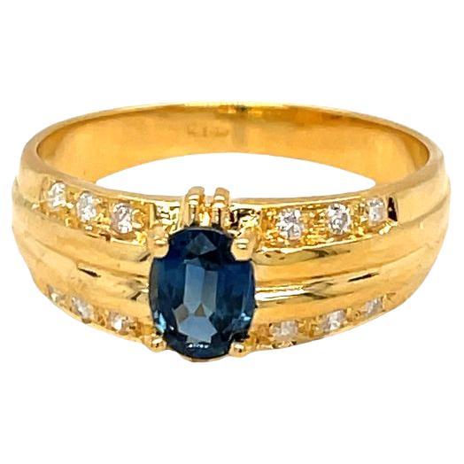 Nari Fine Jewels Ring aus 14 Karat Gelbgold mit ovalem Saphir und Diamanten in geripptem Schaft 