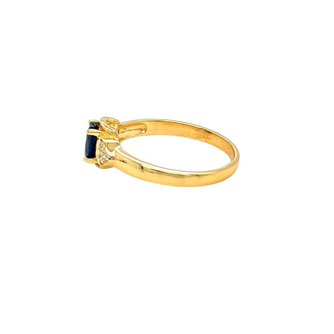 Nari Fine Jewels 14k Gelbgold Ring mit ovalem Saphir und Diamanten (Zeitgenössisch) im Angebot