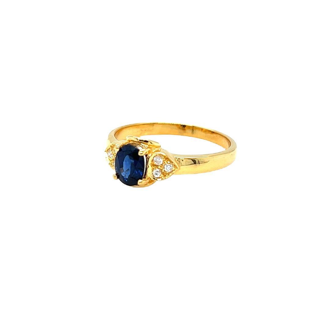 Nari Fine Jewels 14k Gelbgold Ring mit ovalem Saphir und Diamanten (Ovalschliff) im Angebot