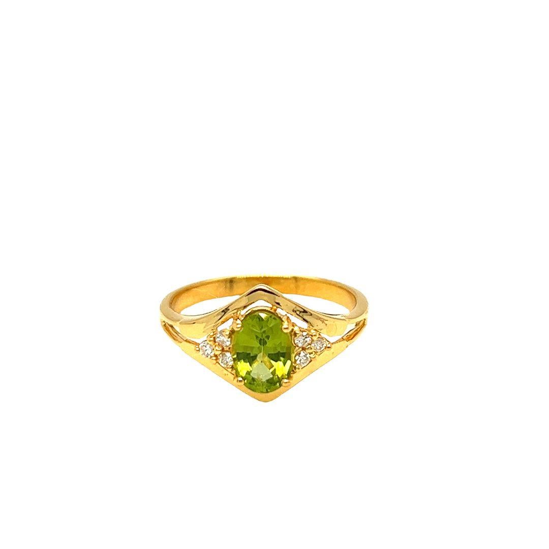 Dieser ovale Peridot-Edelstein aus 14-karätigem Gelbgold von Nari Fine Jewels misst 7 mm x 5 mm und hat ein Gewicht von 1 Karat. Der Peridot wird von drei kleinen runden Diamanten flankiert und ist kunstvoll mit einer Chevron-Kontur akzentuiert, die