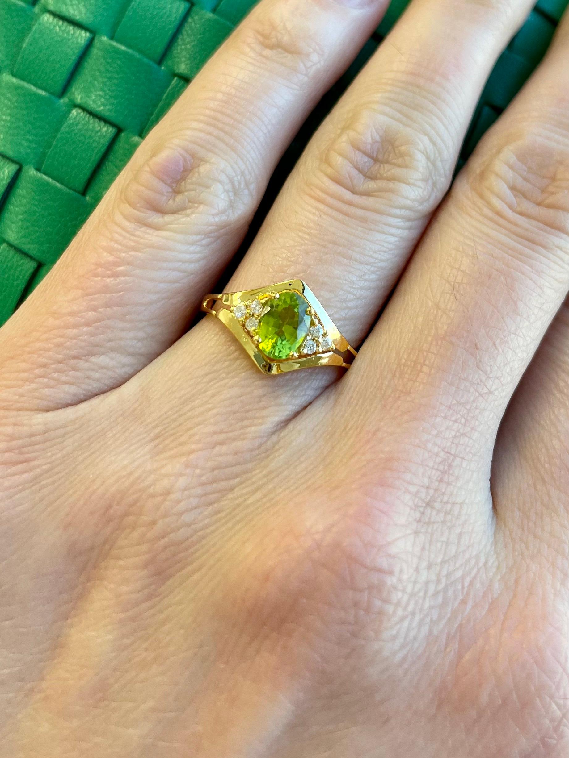 Nari Fine Jewels Ring 14K Gelbgold mit Peridot und Diamant Chevron-Akzenten im Angebot 1