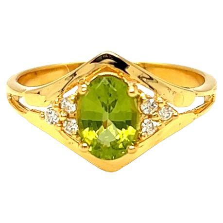 Nari Fine Jewels Peridot and Diamond Chevron Accents Ring 14K Yellow Gold For Sale