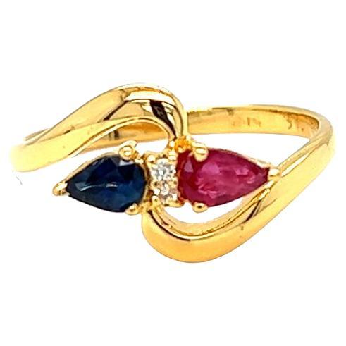 Bypass-Ring aus 14 Karat Gelbgold mit Rubin, Saphir und Diamantwirbel von Nari Fine Jewels
