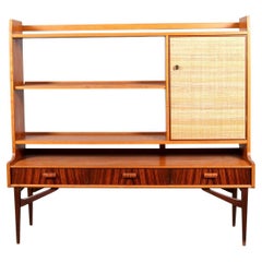 Schmales Bücherregal / Wandschrank aus Teakholz, Jacaranda + Schilfrohr, 1950er Jahre