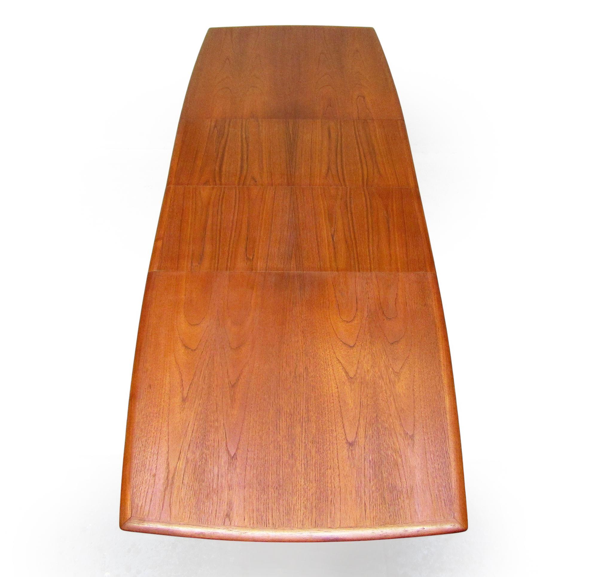 Un elegante tavolo da pranzo allungabile degli anni '60 in teak del designer danese Arne Hovmand-Olsen per Mogens Kold.

Dimensioni: Lunghezza: 240cm / 200cm / 160cm, Larghezza: 84cm, Altezza: 72cm

Con una larghezza di 84 cm, si adatta