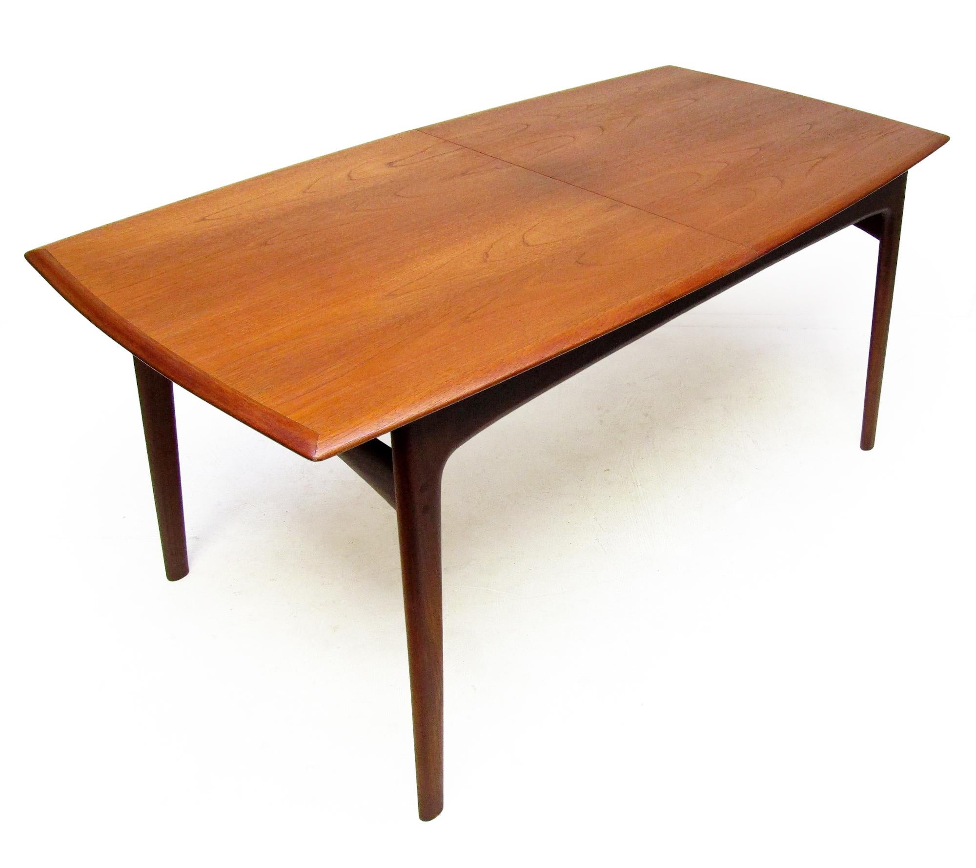 Mid-Century moderno Narrow 1960s Danish Extending Banqueting Table In Teak By Arne Hovmand Olsen