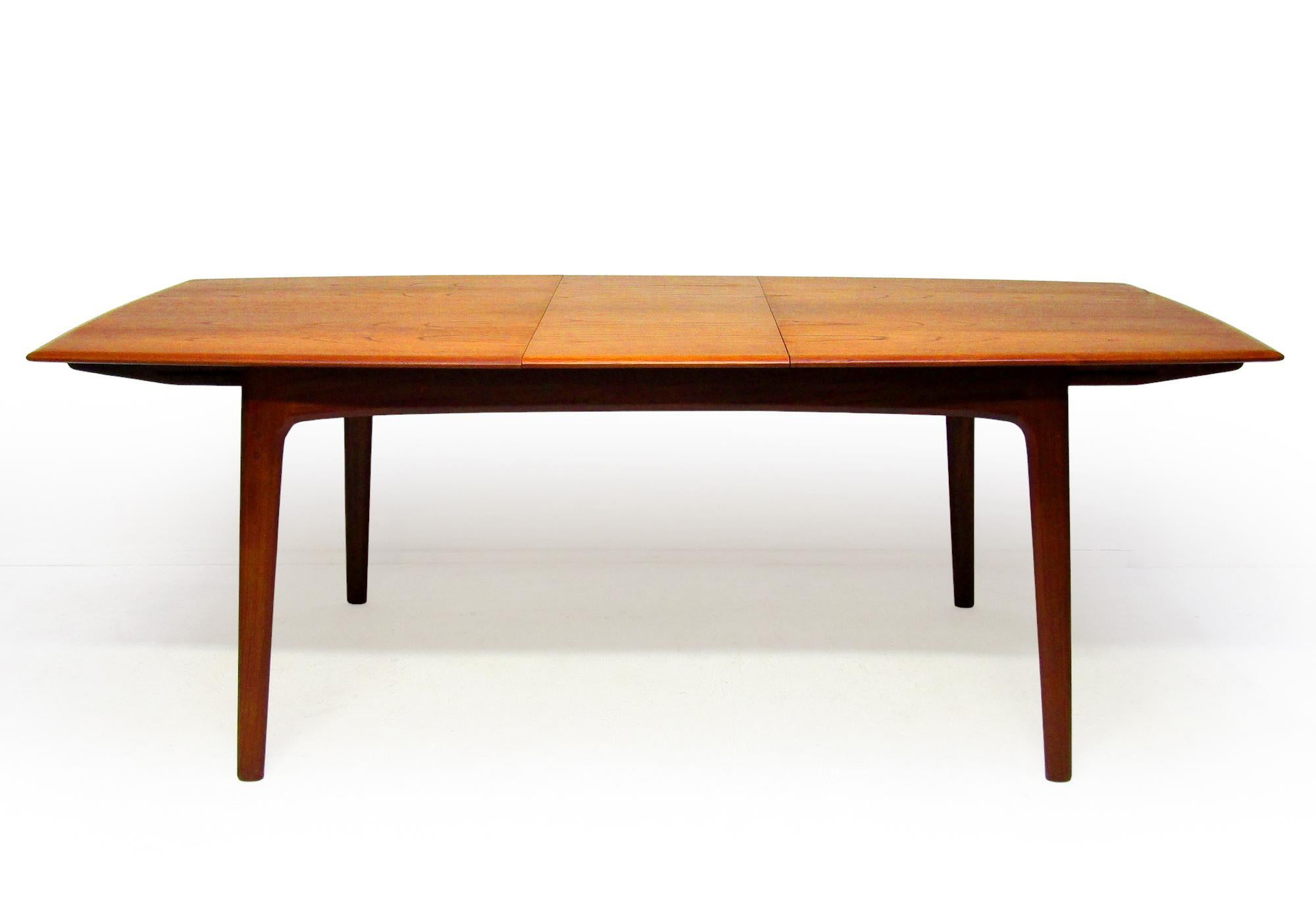 Narrow 1960s Danish Extending Banqueting Table In Teak By Arne Hovmand Olsen In condizioni buone a Shepperton, Surrey