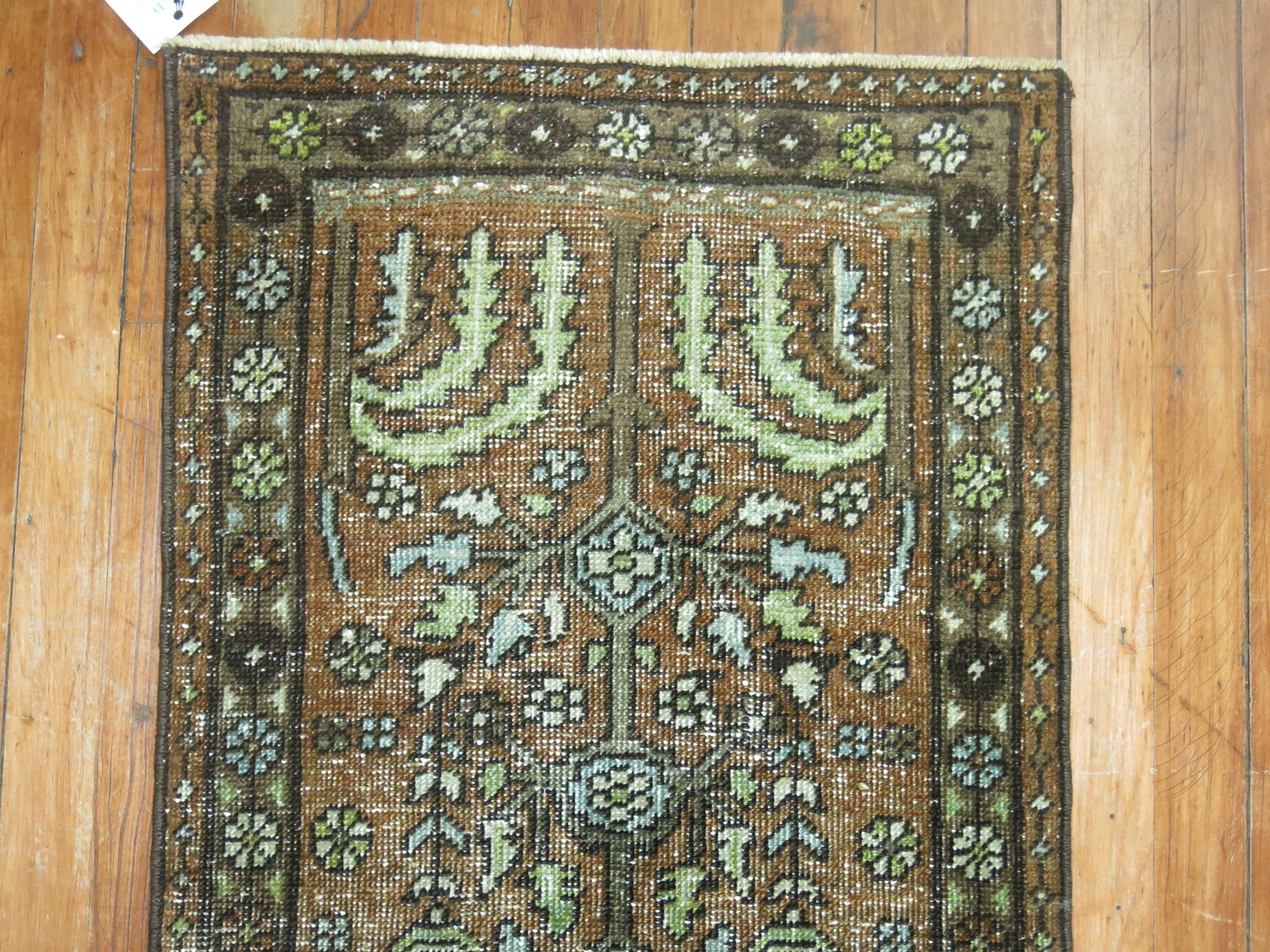 Rustique Chemin de table étroit Perse antique Heriz brun vert en vente