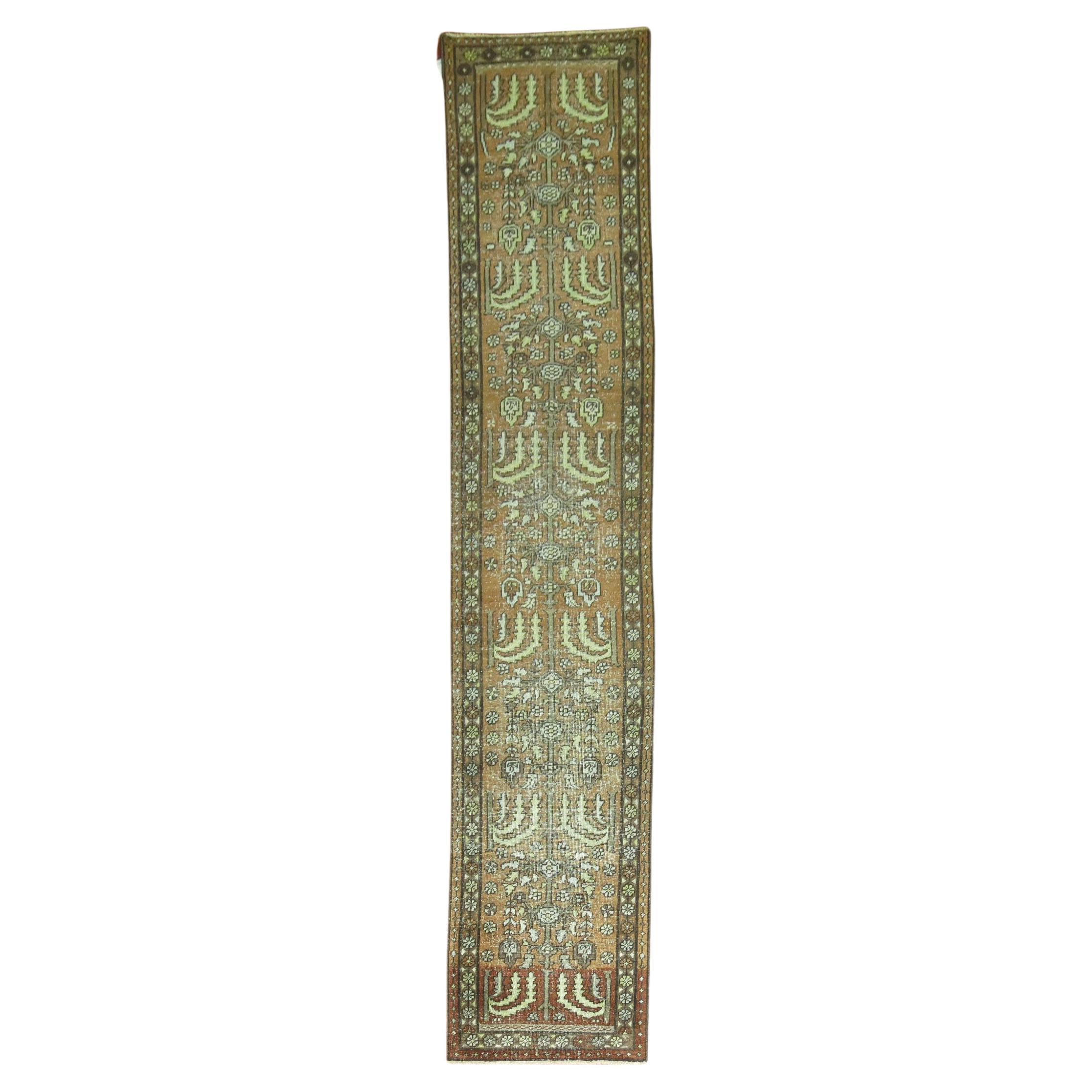 Chemin de table étroit Perse antique Heriz brun vert en vente