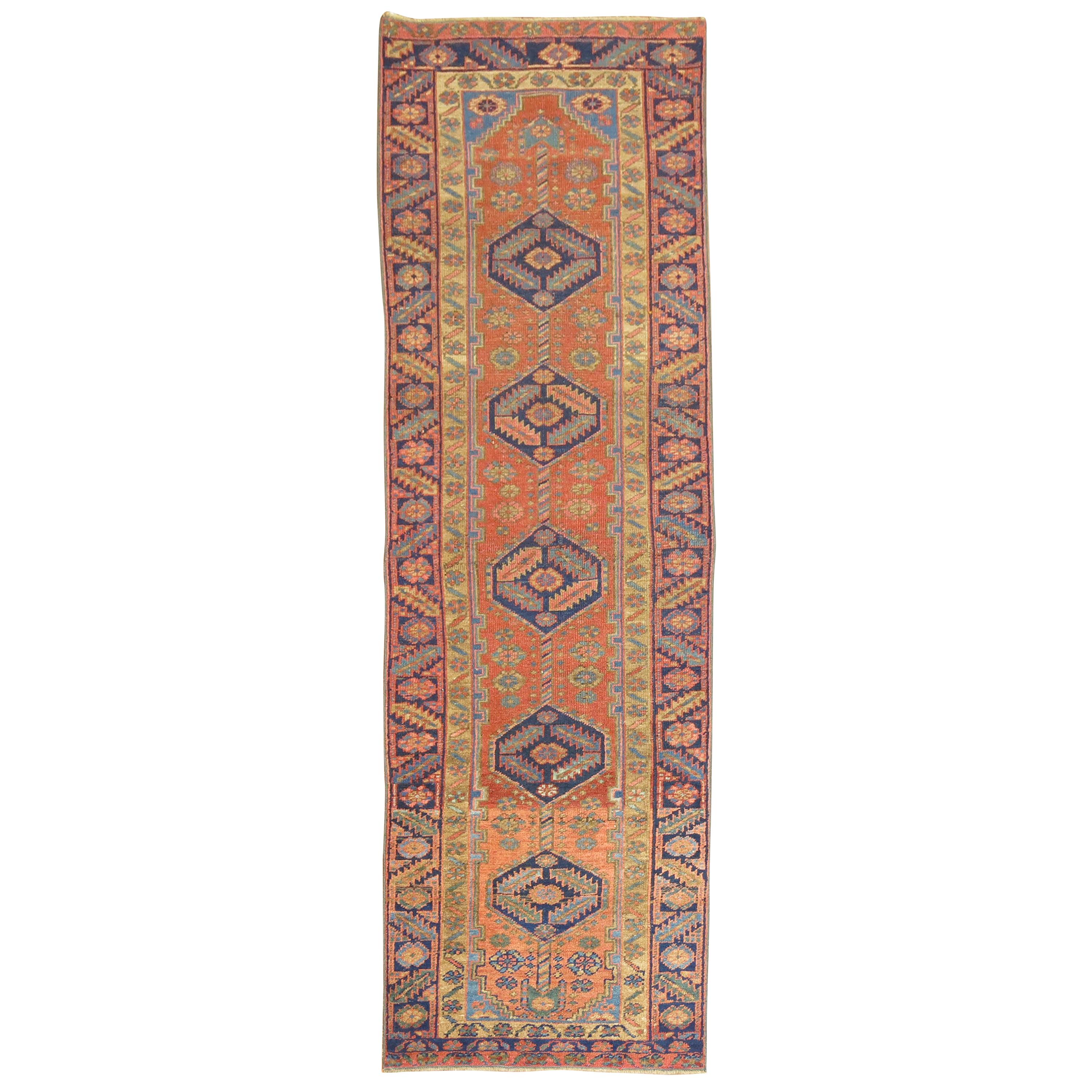 Tapis de couloir Heriz persan ancien et étroit