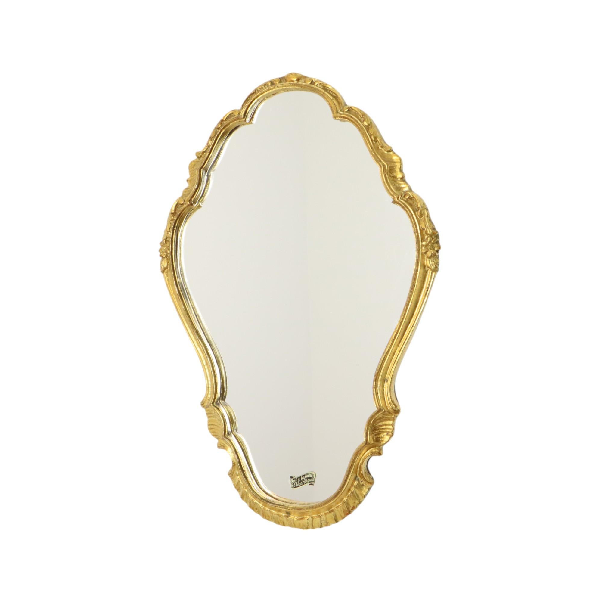 Bellissima specchiera in stile barocco con cornice dorata a foglia d'oro in resina, decorata tutt'intorno con foglie e fiori d'acanto, autentica e di alta qualità con una bella patina d'epoca, anni '60 circa, Belgio.

Questa specchiera è in ottime