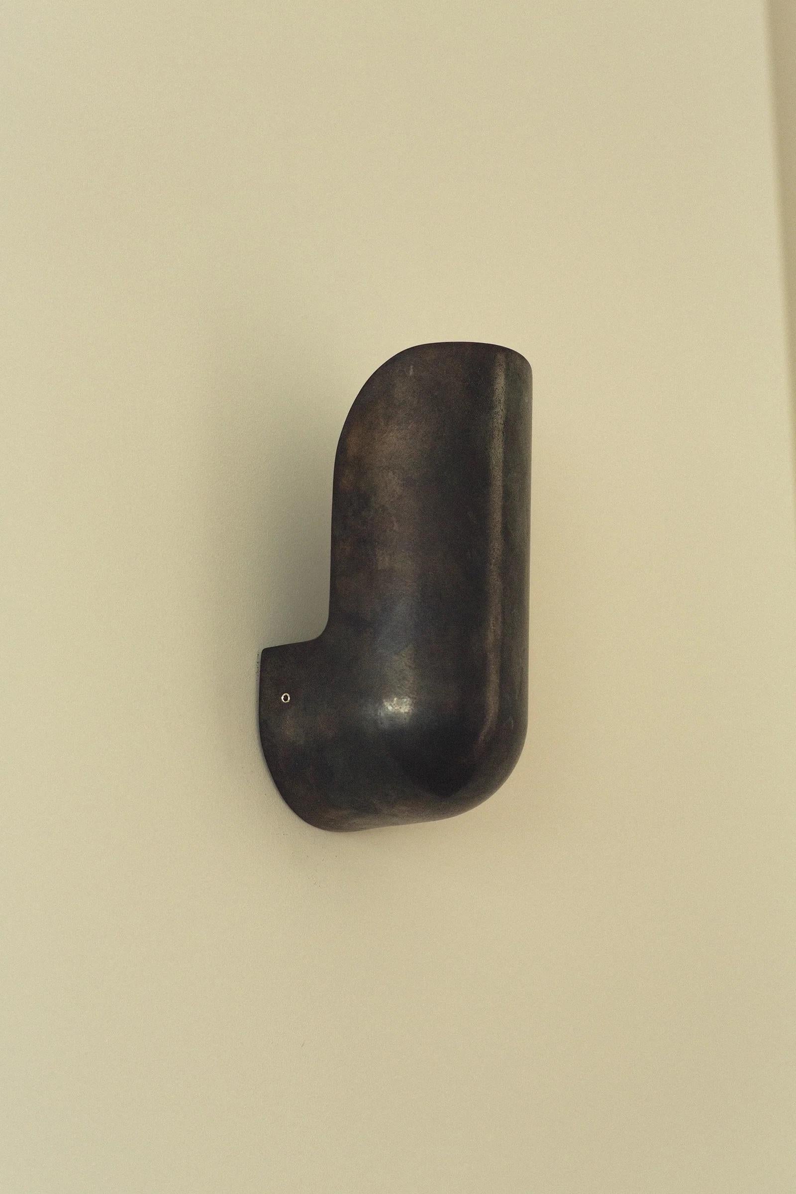 Moderno Lampada da parete a gomito in bronzo annerito Contemporary Narrow di Henry Wilson in vendita