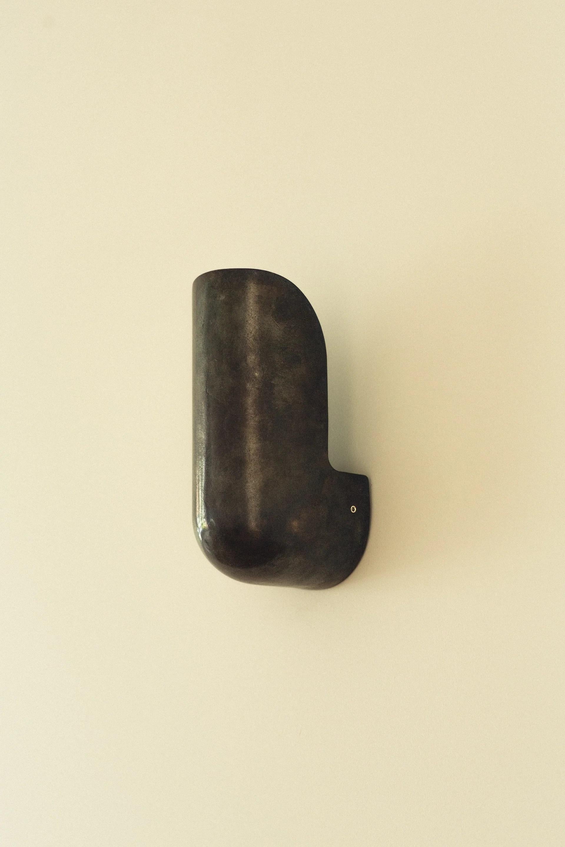 Australiano Lampada da parete a gomito in bronzo annerito Contemporary Narrow di Henry Wilson in vendita