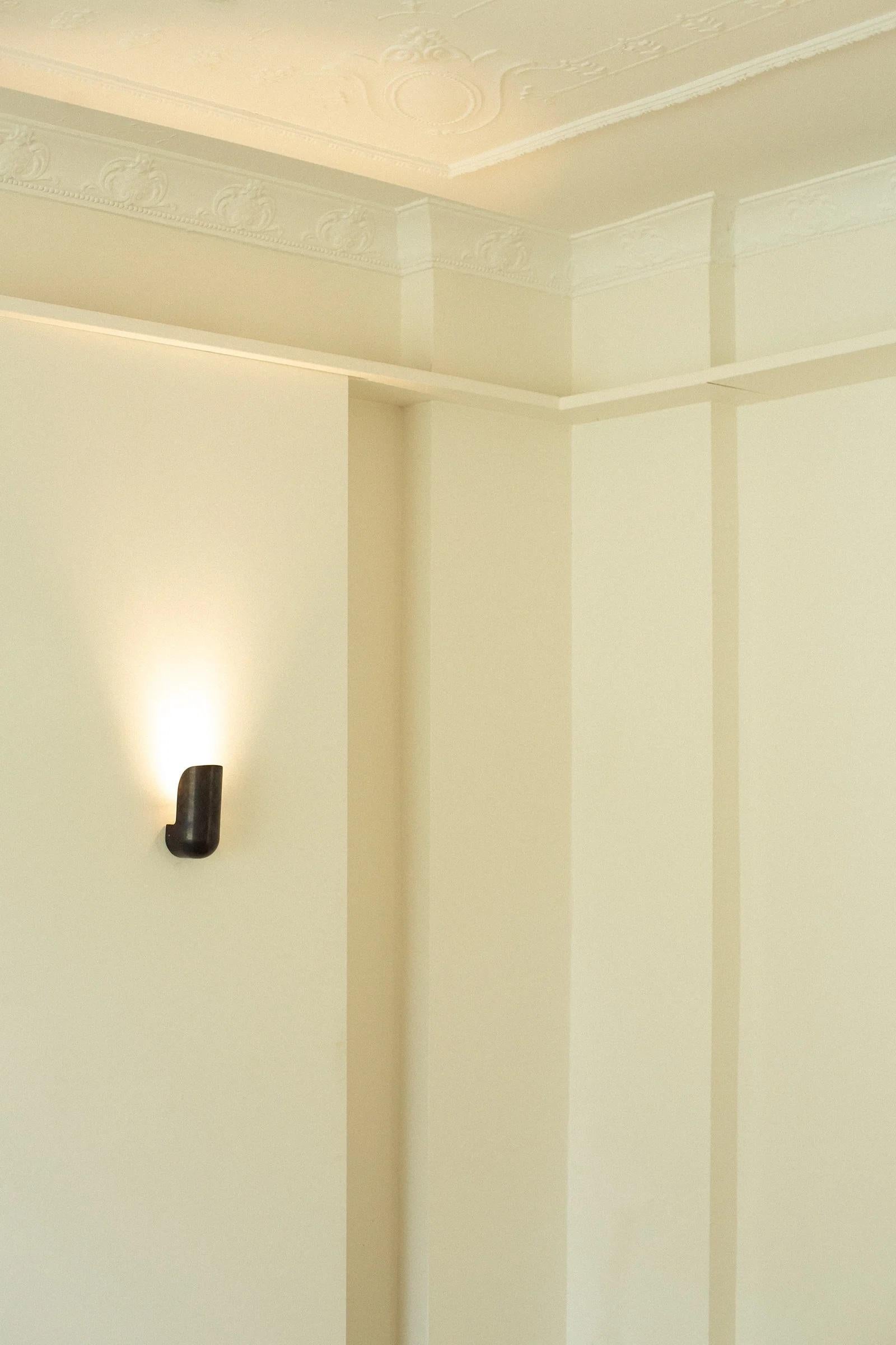 Lampada da parete a gomito in bronzo annerito Contemporary Narrow di Henry Wilson In condizioni Nuovo in vendita a Geneve, CH