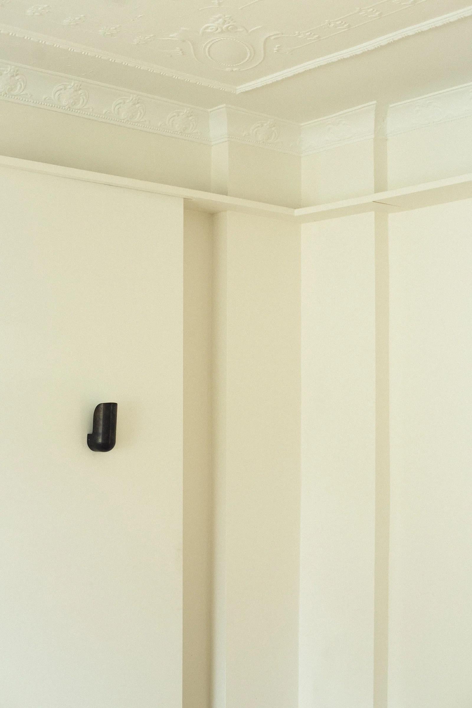XXI secolo e contemporaneo Lampada da parete a gomito in bronzo annerito Contemporary Narrow di Henry Wilson in vendita