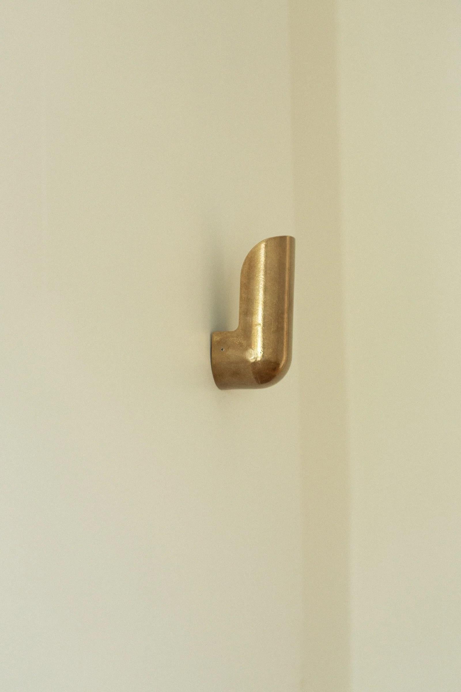 Aplique codo estrecho de latón de Henry Wilson
Dimensiones: An 10 x Pr 9,5 x Al 20,5 cm
Materiales: Latón.

Disponible en ennegrecido, aluminio y latón.

El aplique codo está disponible en dos anchuras y tres acabados de material. Su forma se