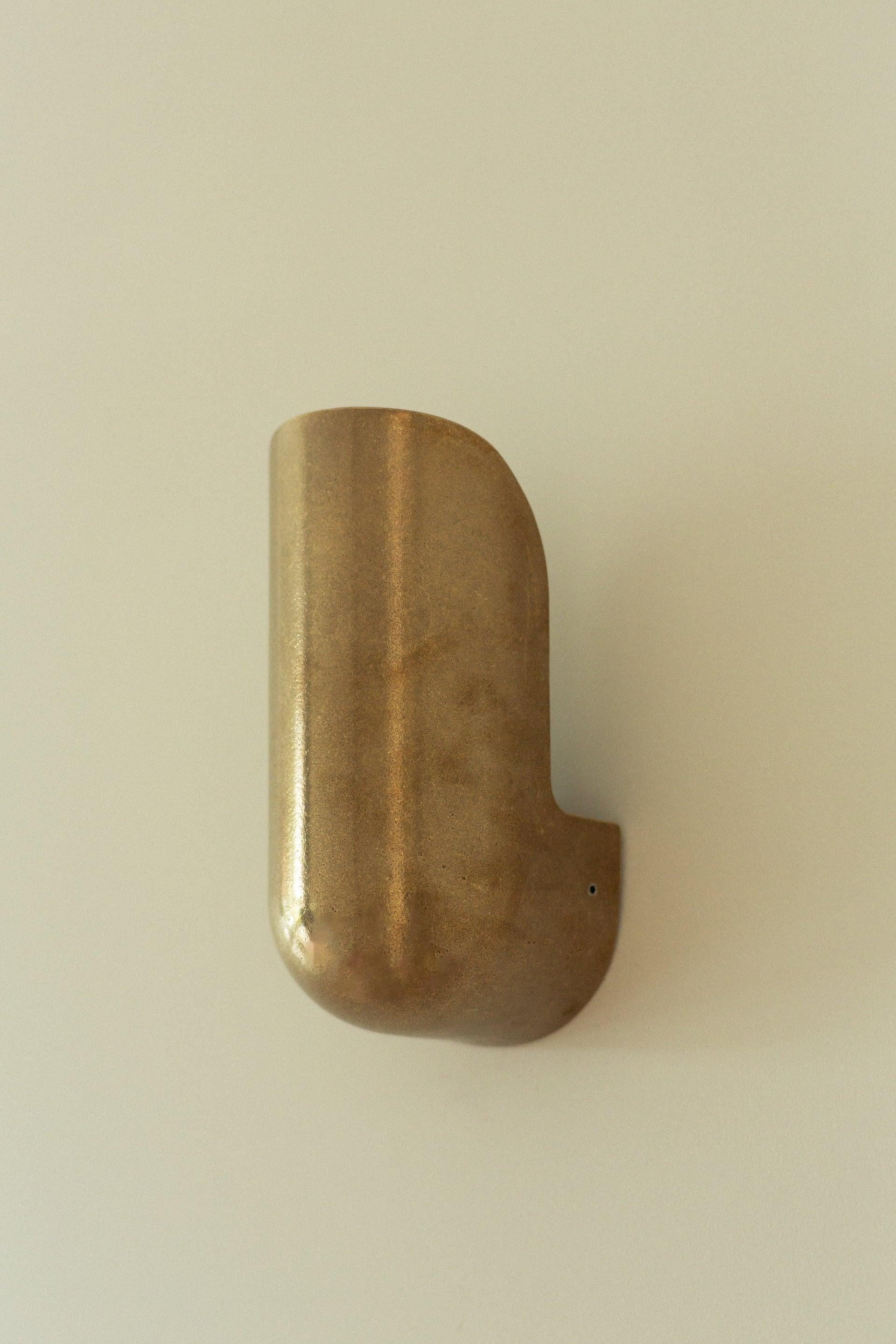 Aplique Contemporáneo Codo de Latón Dorado de Henry Wilson Australiano en venta