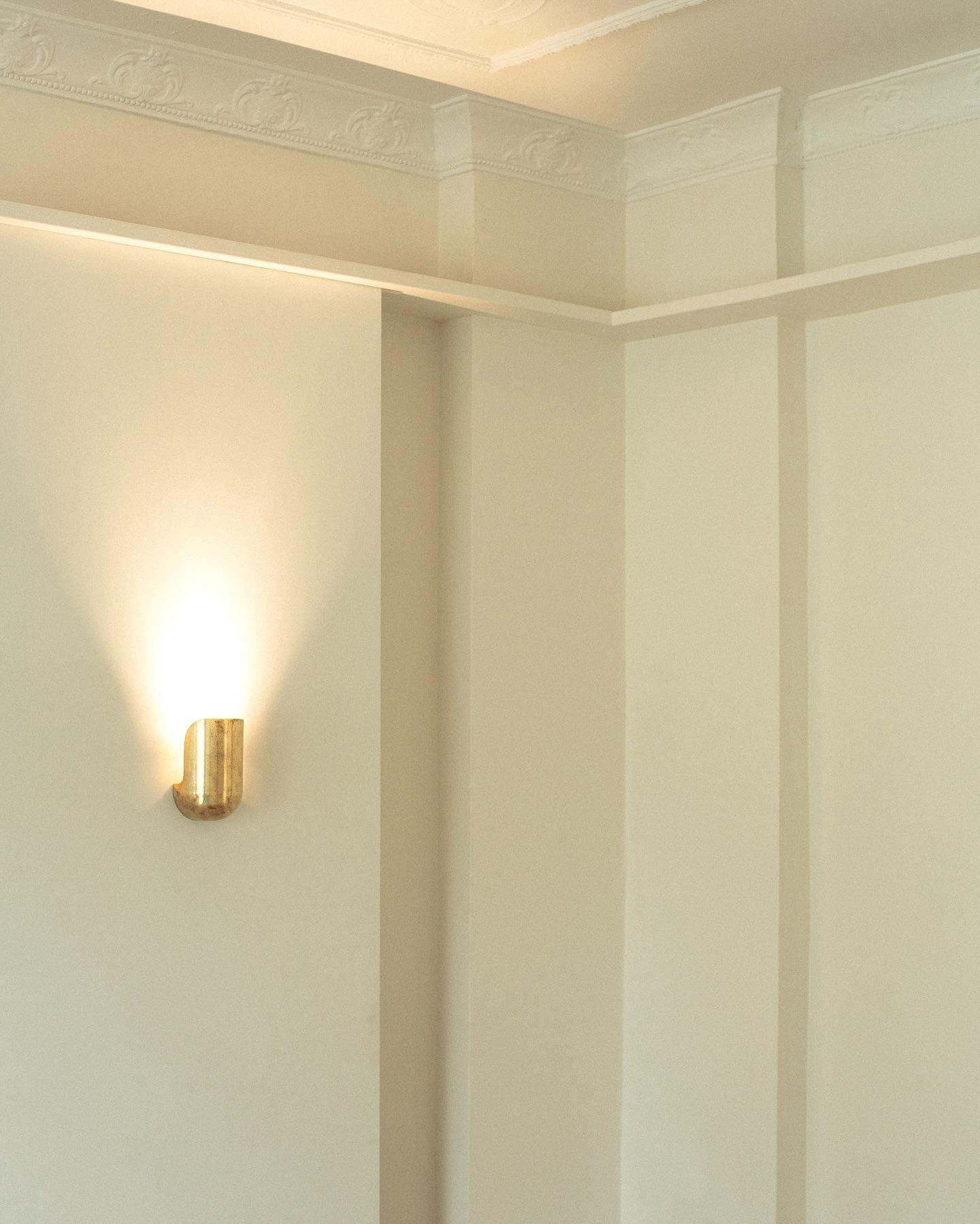 Aplique Contemporáneo Codo de Latón Dorado de Henry Wilson en venta 1