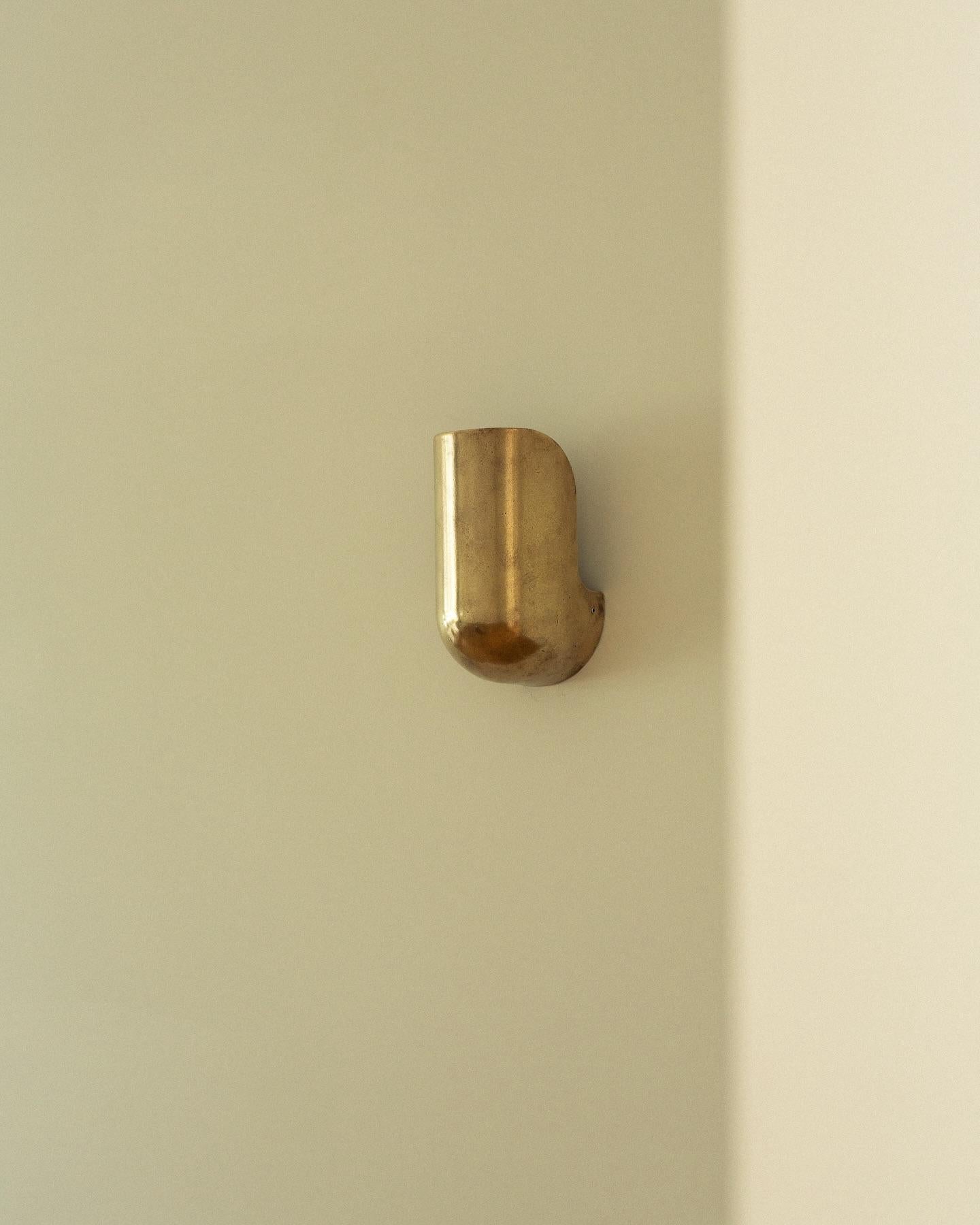 Aplique Contemporáneo Codo de Latón Dorado de Henry Wilson en venta 2