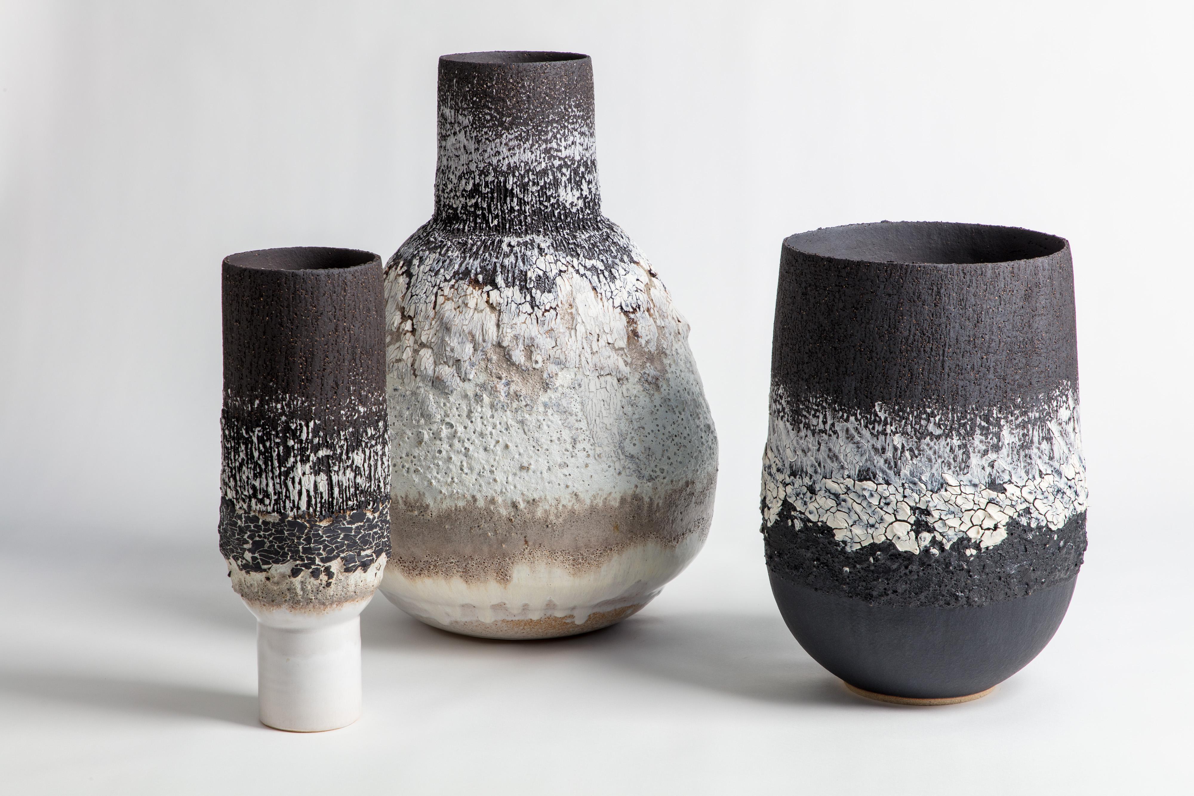 Britannique Vase à piédestal volcanique étroit en céramique et porcelaine noire piquée en vente
