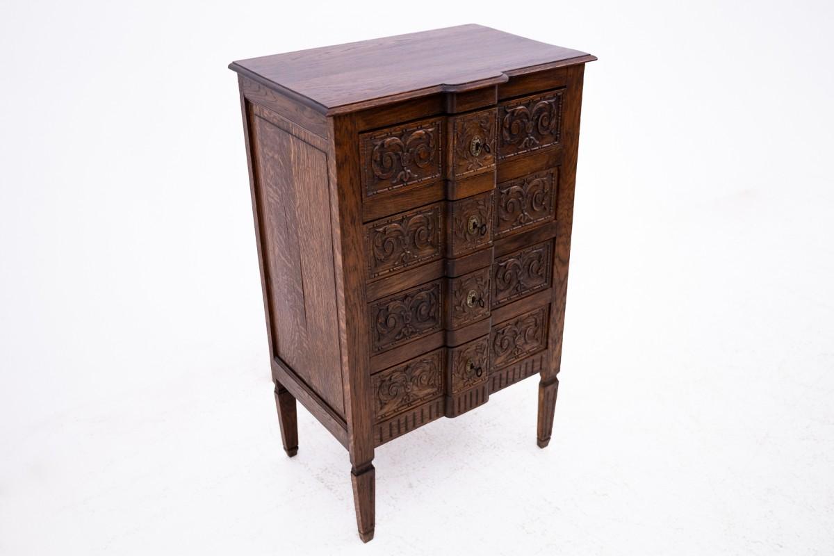 Cassettiera stretta, Francia, 1890 circa.

Ottime condizioni.

Wood: Oak

Dimensioni: altezza: 108 cm, larghezza: 78 cm, profondità: 57 cm