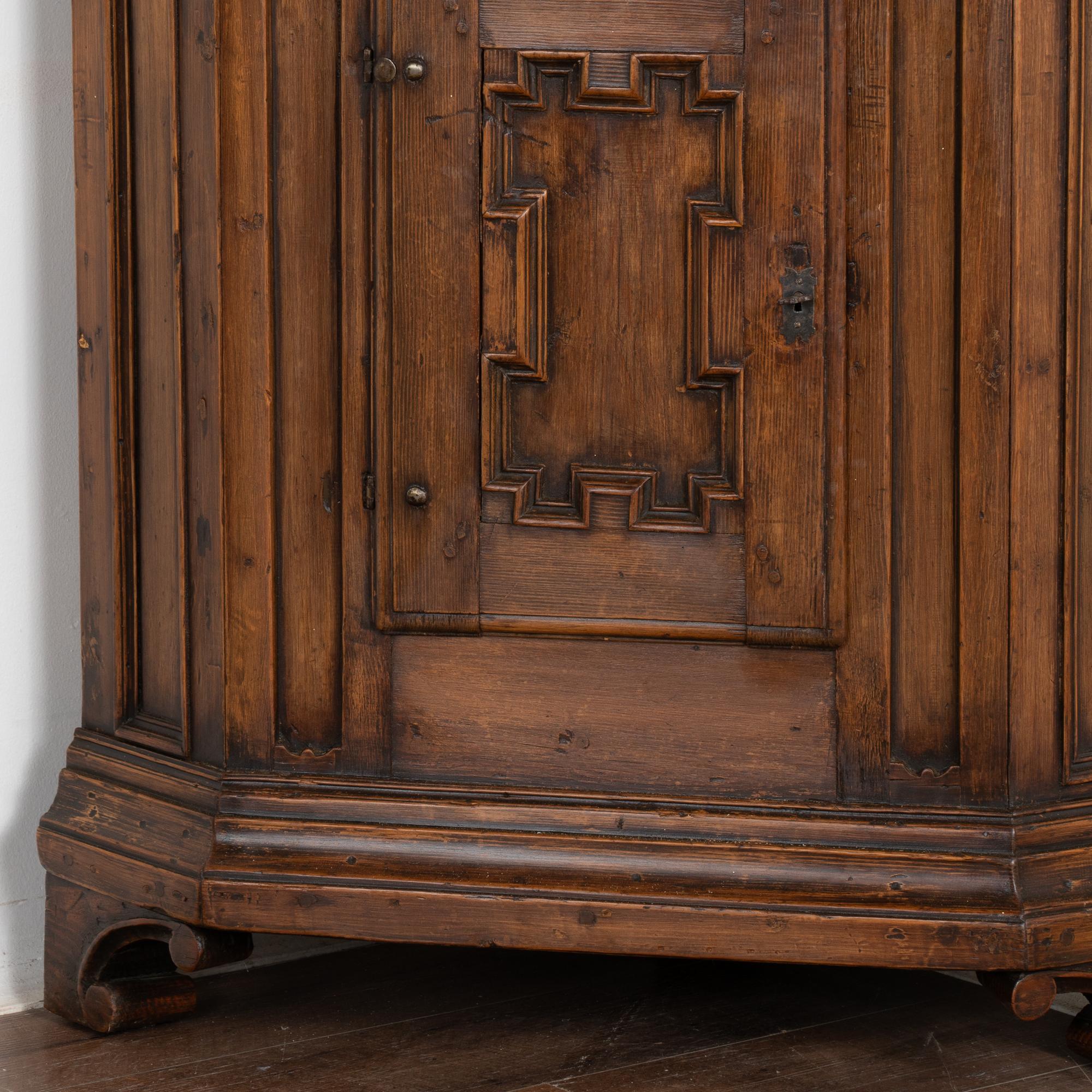 Armadio angolare stretto in pino scuro, Svezia, circa 1800 in vendita 3