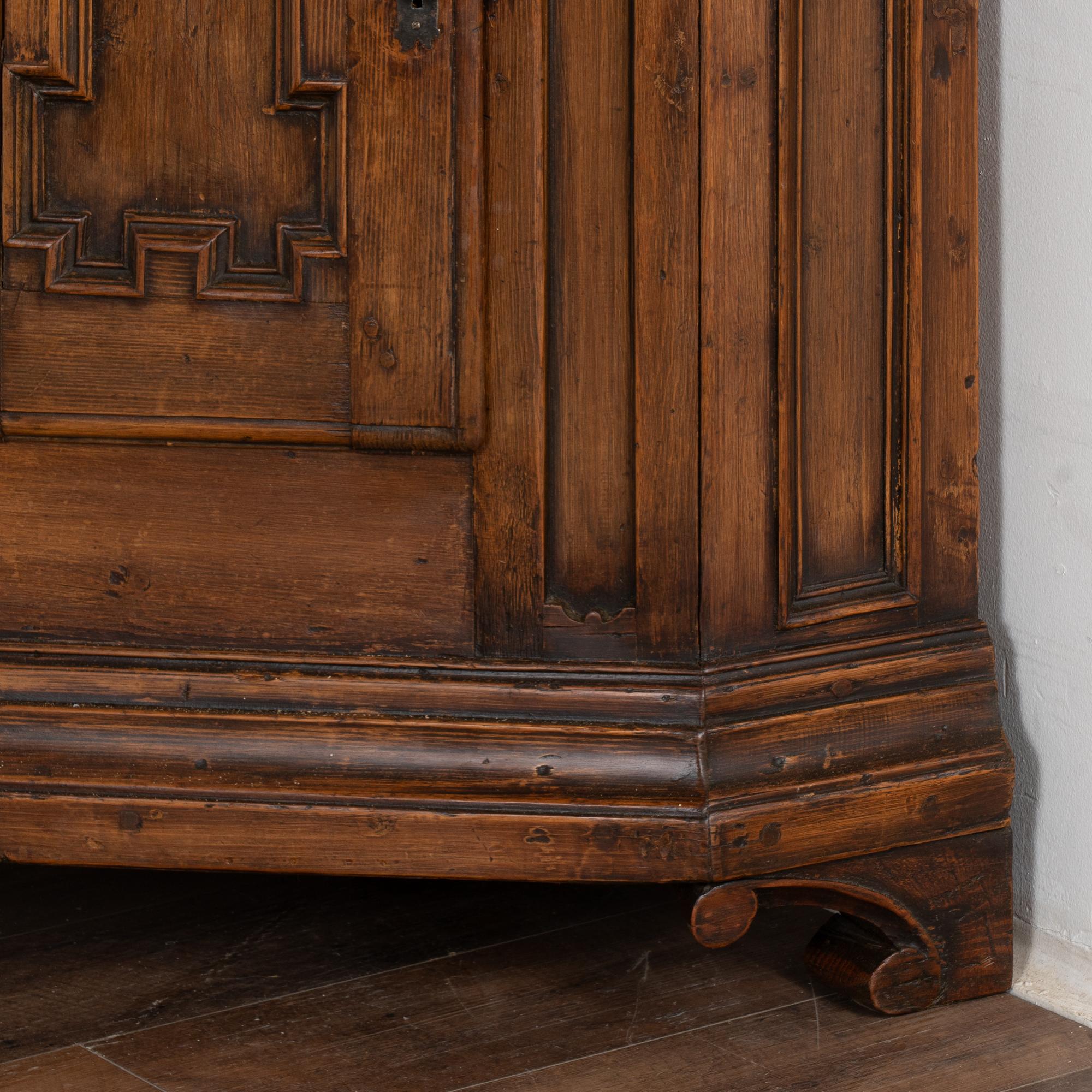 Armadio angolare stretto in pino scuro, Svezia, circa 1800 in vendita 4