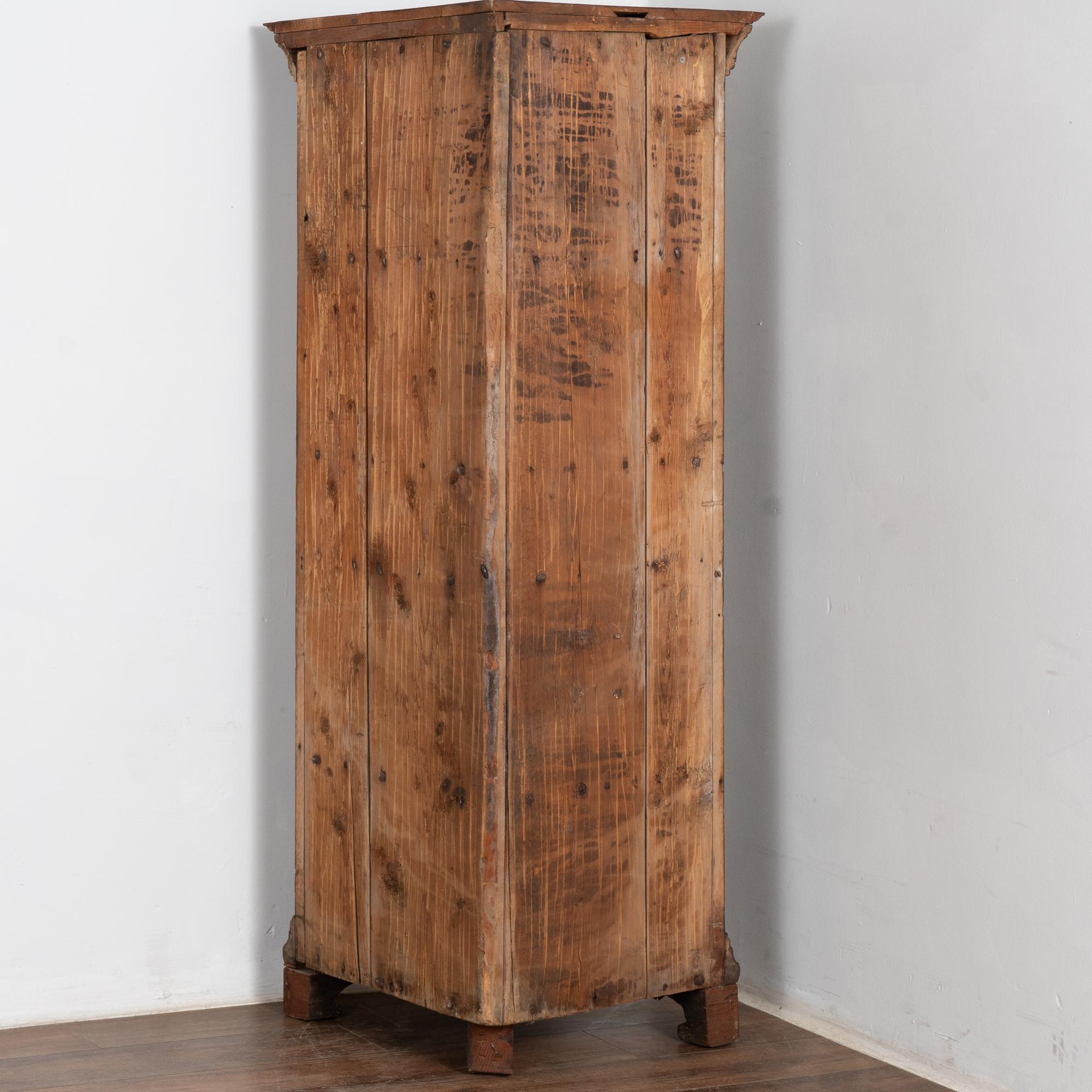 Armadio angolare stretto in pino scuro, Svezia, circa 1800 in vendita 5