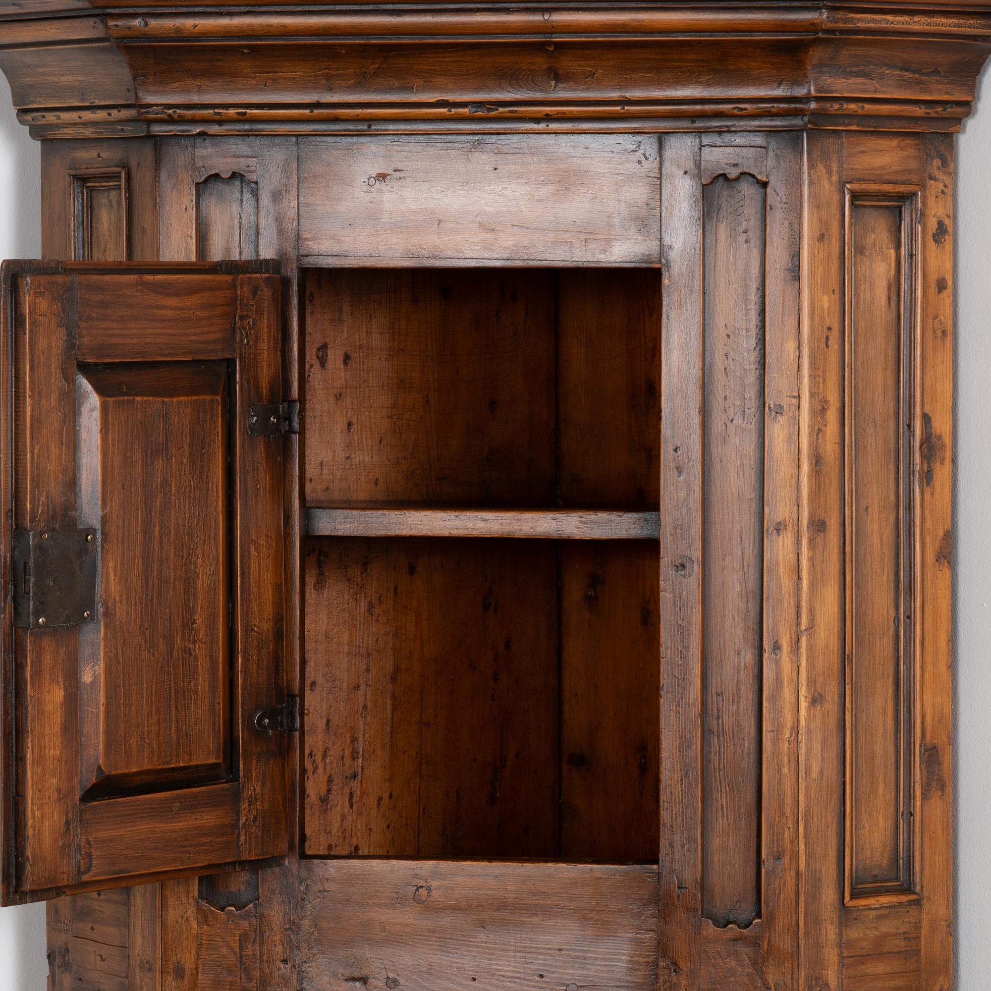 Svedese Armadio angolare stretto in pino scuro, Svezia, circa 1800 in vendita