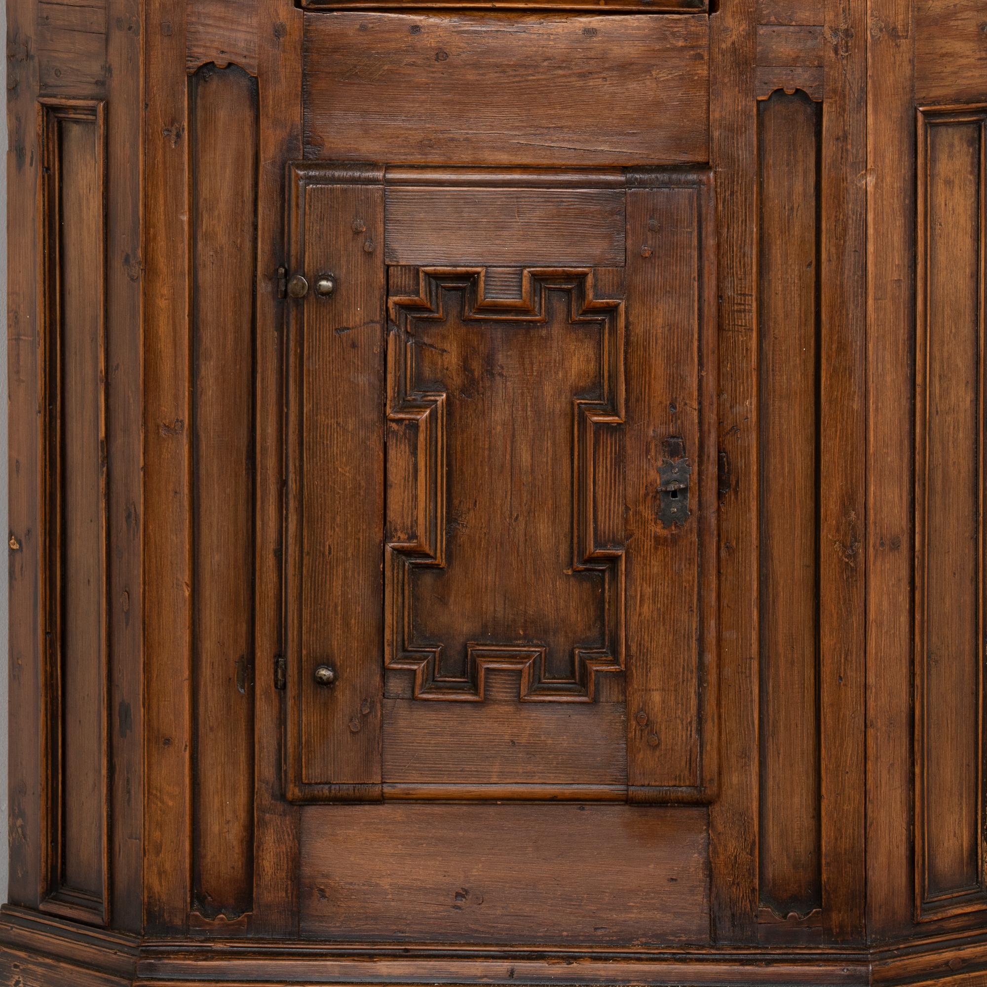Armadio angolare stretto in pino scuro, Svezia, circa 1800 in vendita 2
