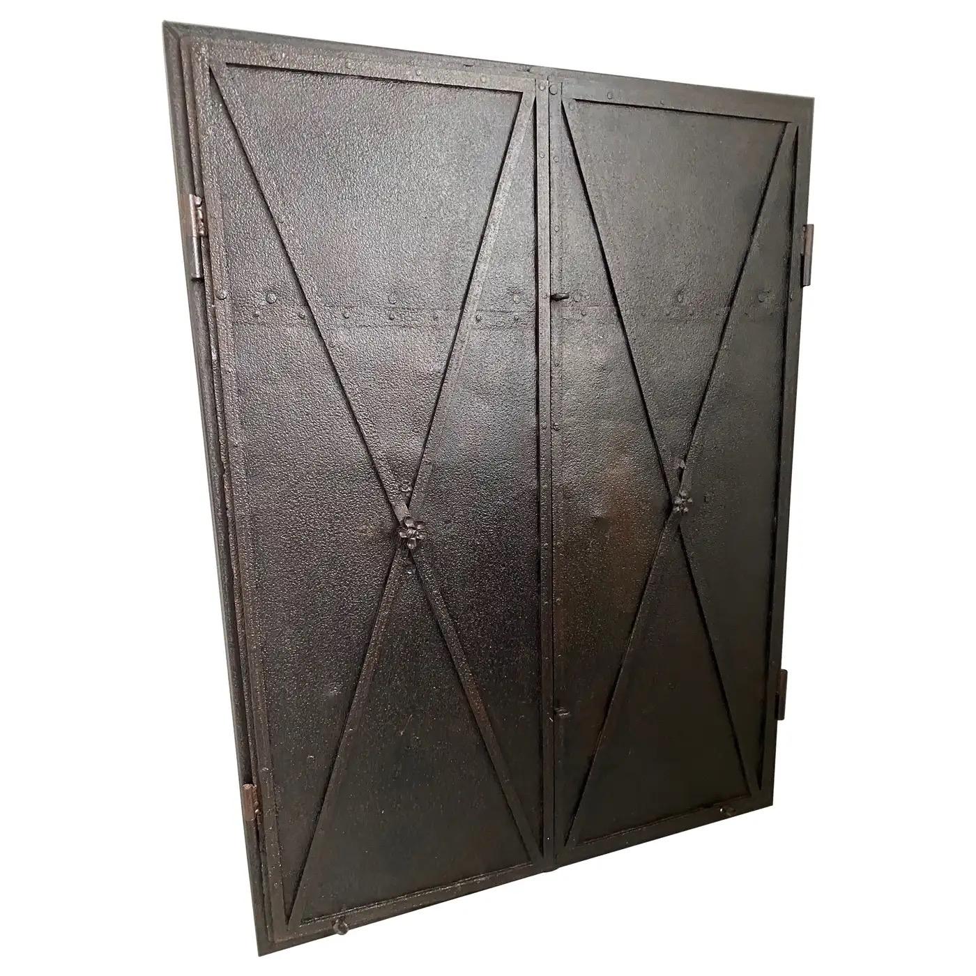 Schmaler Metallschrank mit antiken französischen Directoire-Türen (Handgefertigt) im Angebot