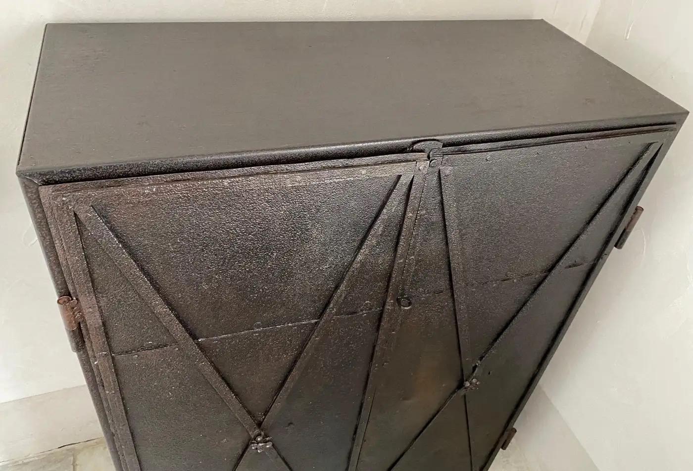 Schmaler Metallschrank mit antiken französischen Directoire-Türen im Zustand „Gut“ im Angebot in Sheffield, MA