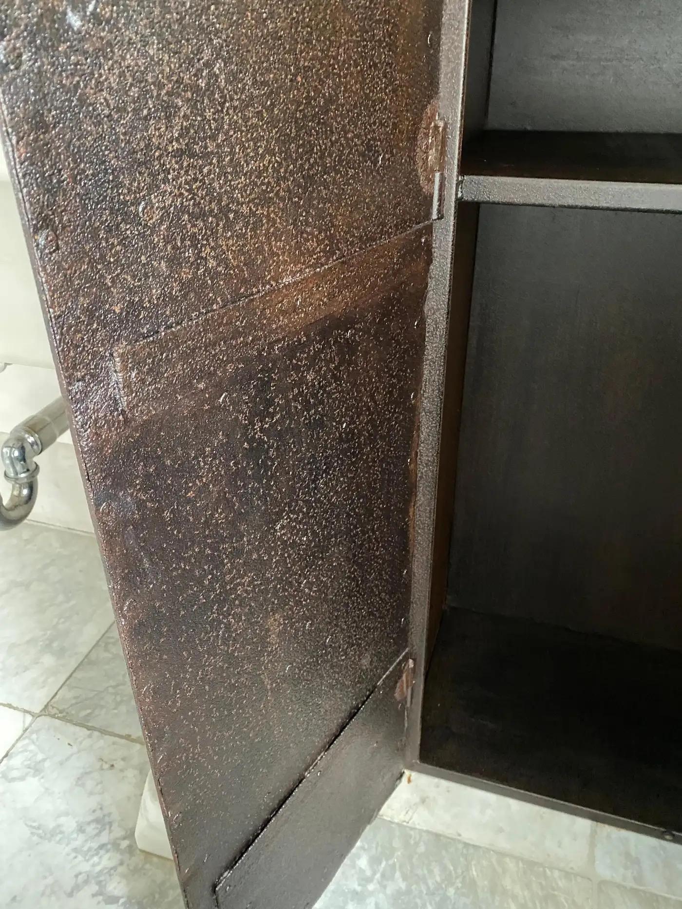 Schmaler Metallschrank mit antiken französischen Directoire-Türen (Eisen) im Angebot