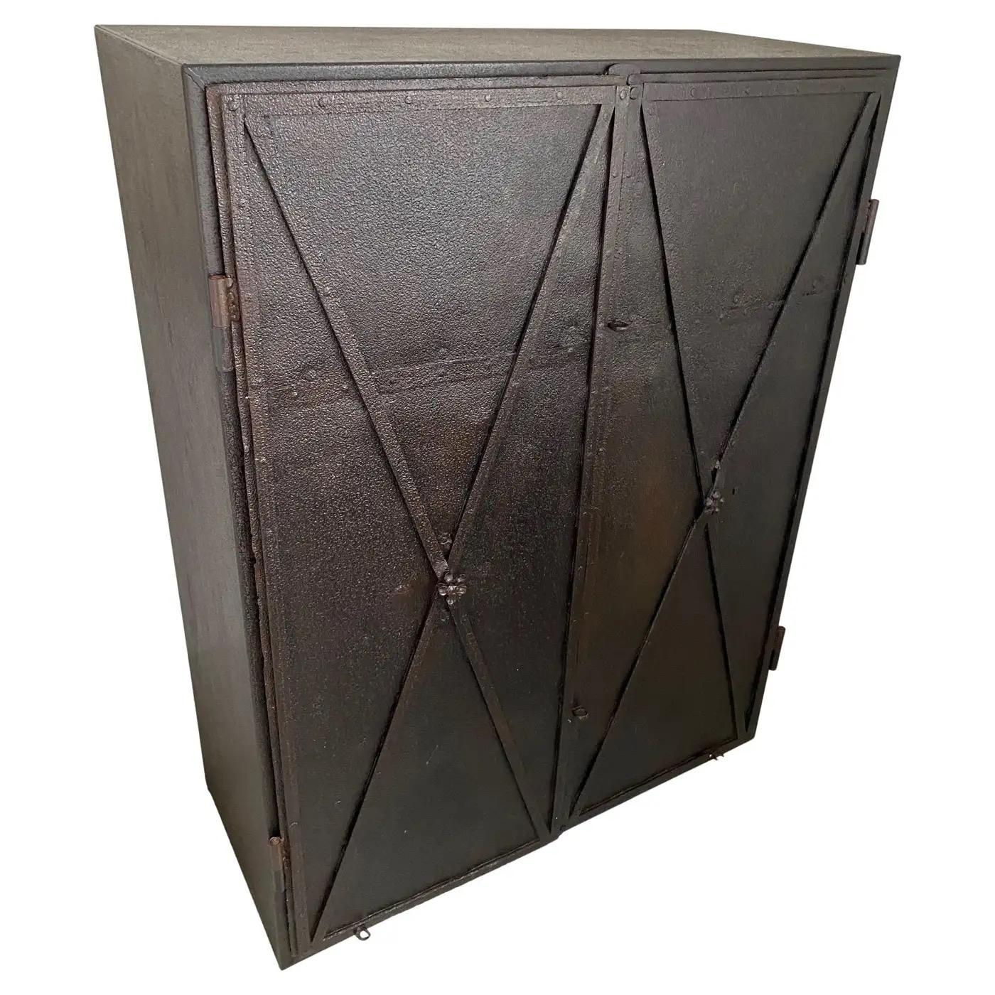 Schmaler Metallschrank mit antiken französischen Directoire-Türen im Angebot 1