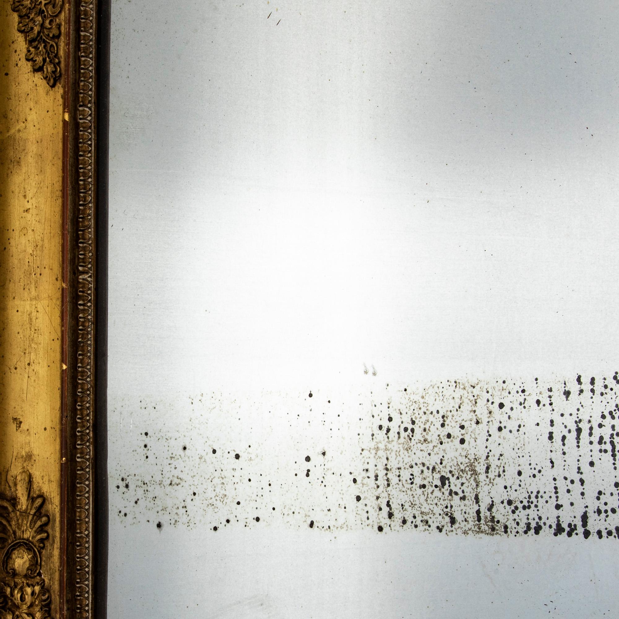 XIXe siècle Miroir étroit en bois doré de la Restauration française du début du 19e siècle en vente