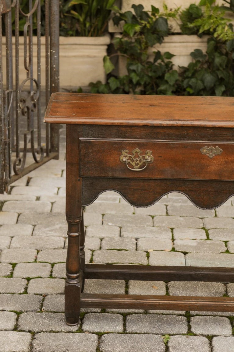 Narrow English 1880s Oak Console Table with Single Drawer and Scalloped