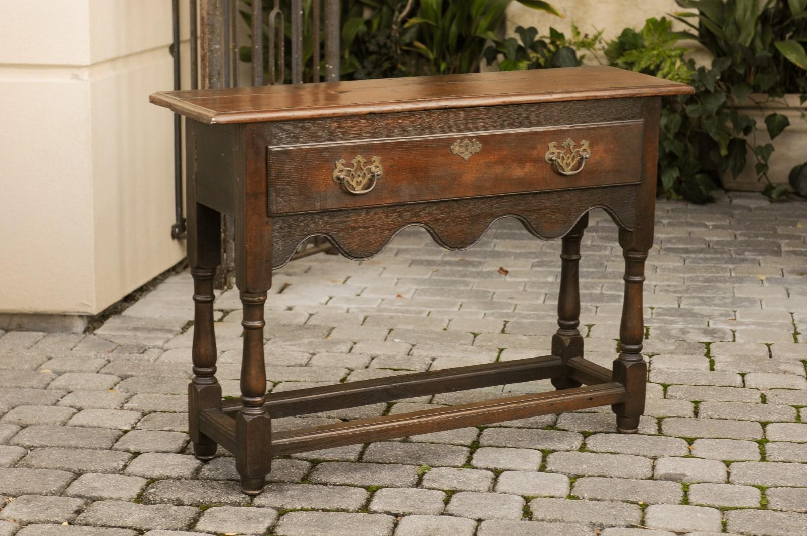 19th Century Narrow English 1880s Oak Console Table with Single Drawer and Scalloped Skirt