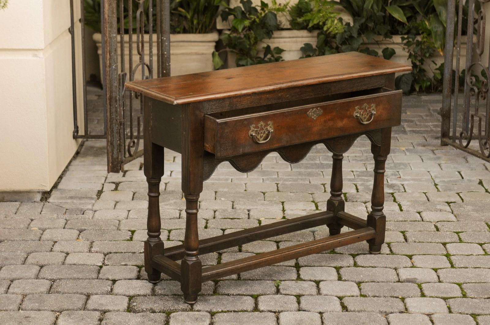 Brass Narrow English 1880s Oak Console Table with Single Drawer and Scalloped Skirt