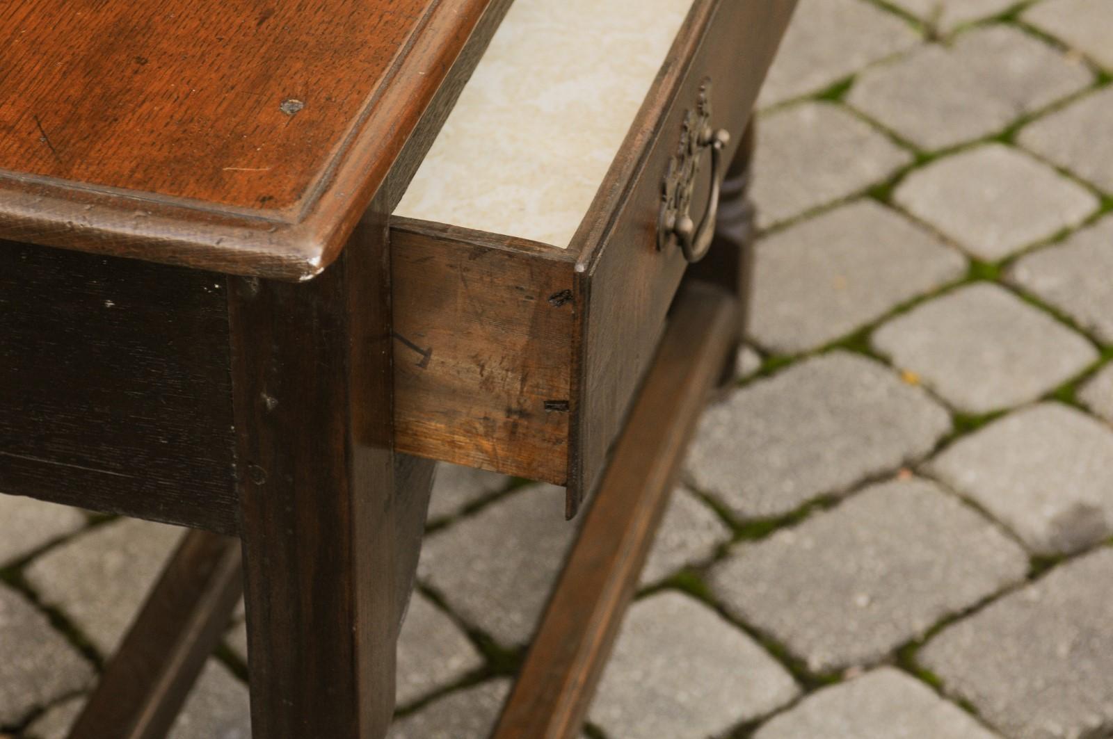 Narrow English 1880s Oak Console Table with Single Drawer and Scalloped Skirt 1