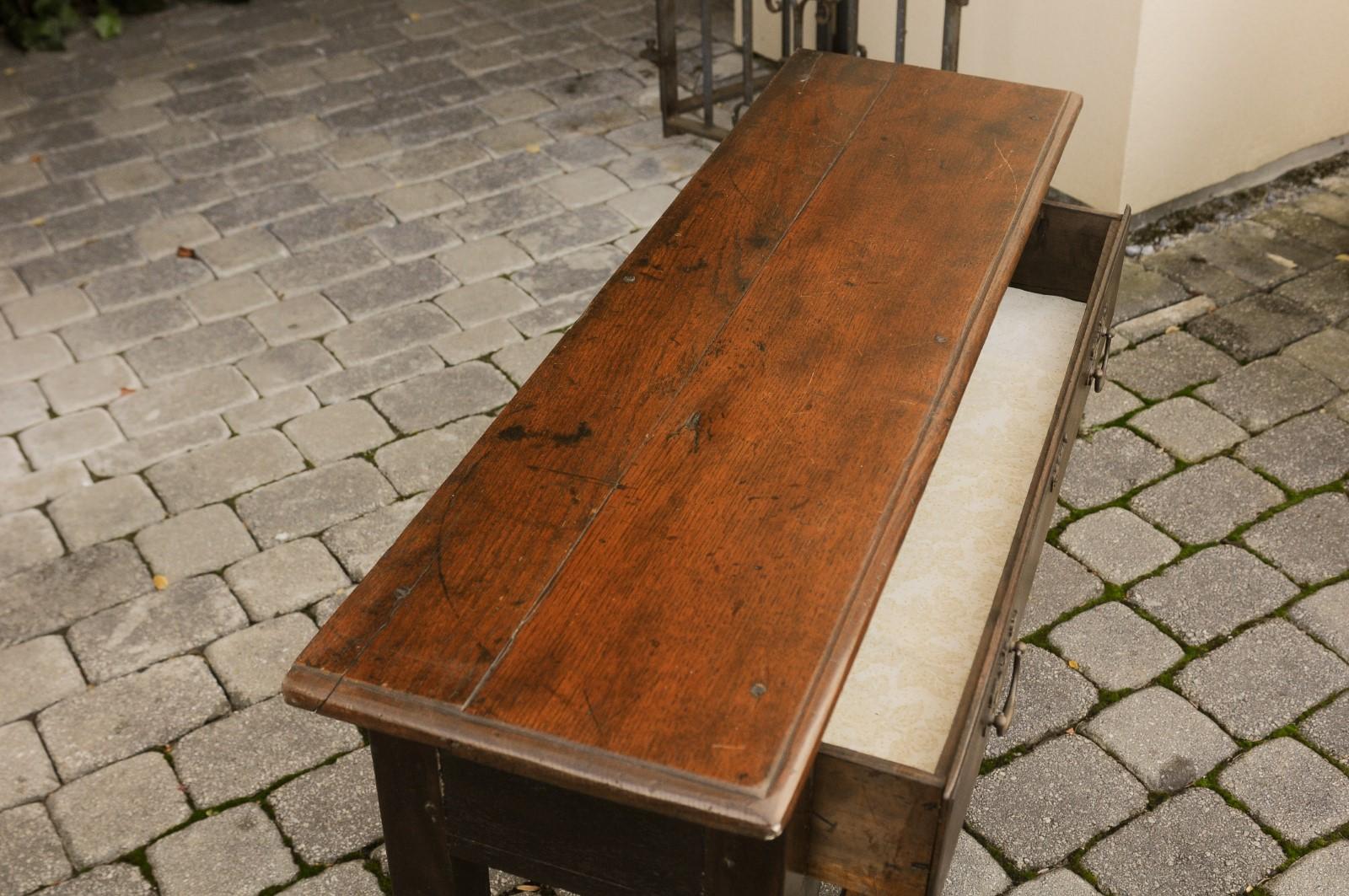 Brass Narrow English 1880s Oak Console Table with Single Drawer and Scalloped Skirt