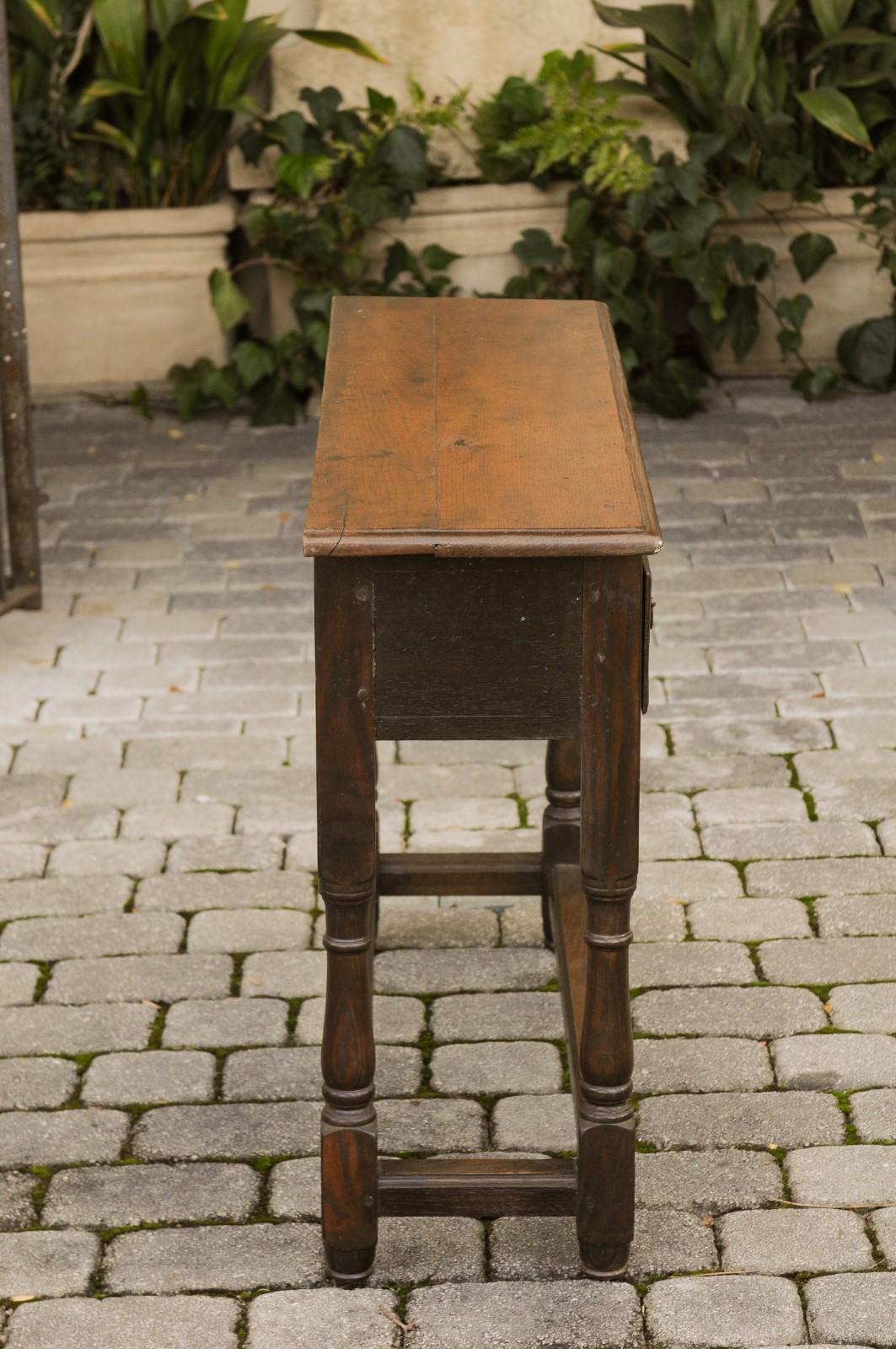 Narrow English 1880s Oak Console Table with Single Drawer and Scalloped Skirt 1