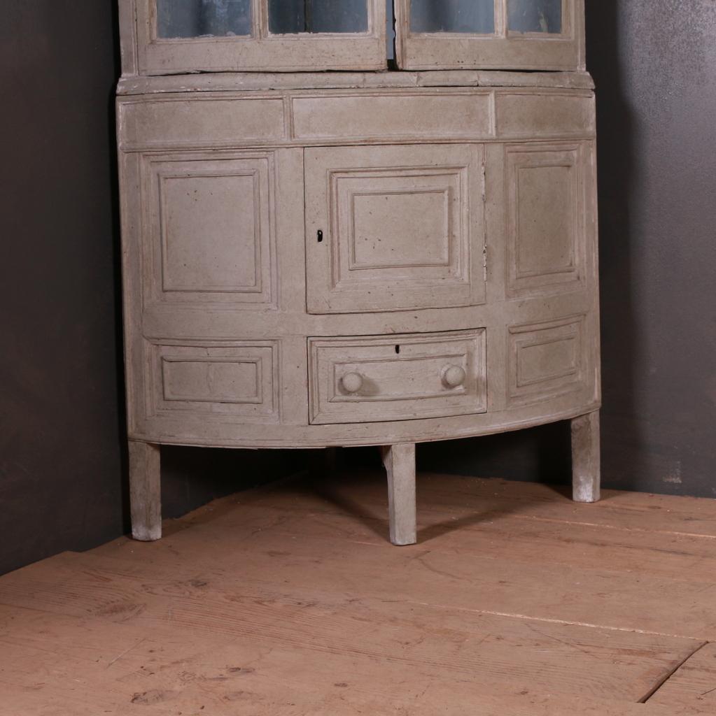 Wonderful narrow early 19th C English pine corner cupboard. Two piece construction. 1810.

To fit a wall depth of 20