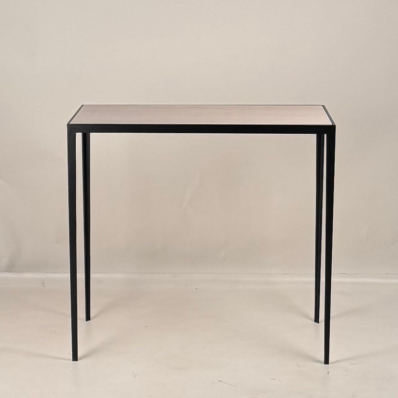Console étroite 'Etude' en fer forgé et pierre calcaire crème adoucie par Design Frères.
Base en fer forgé noirci équipée d'un plateau en pierre calcaire crème contrastée.
Design/One chic et discret.